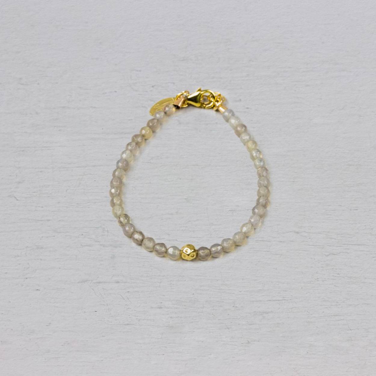 Armband gemaakt van Goldfilled in combinatie met de edelsteen Agaat. In het midden zit een Goldfilled balletje. 
