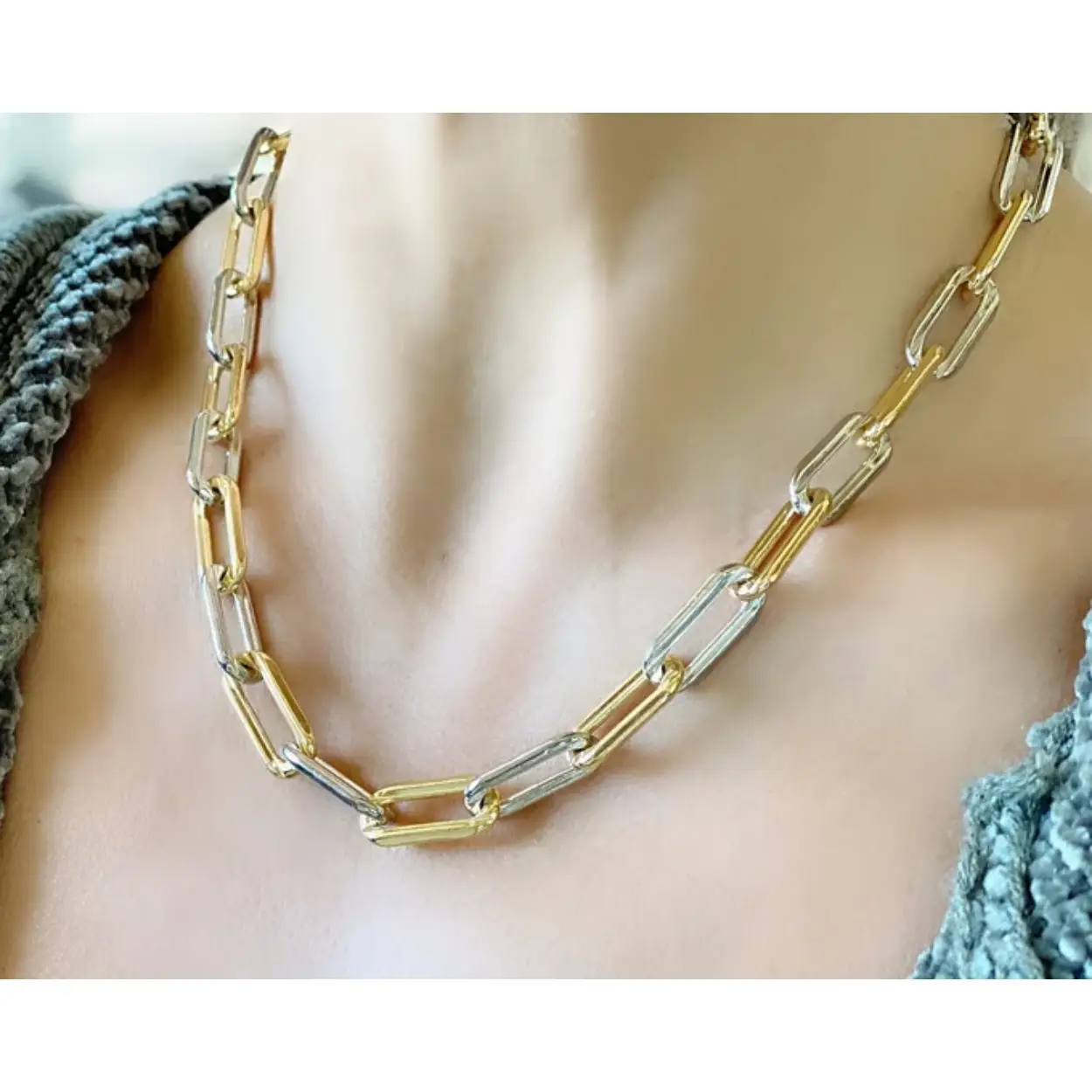 14k geel-witgouden 5.5 mm paperclip collier, op 45 cm lengte
