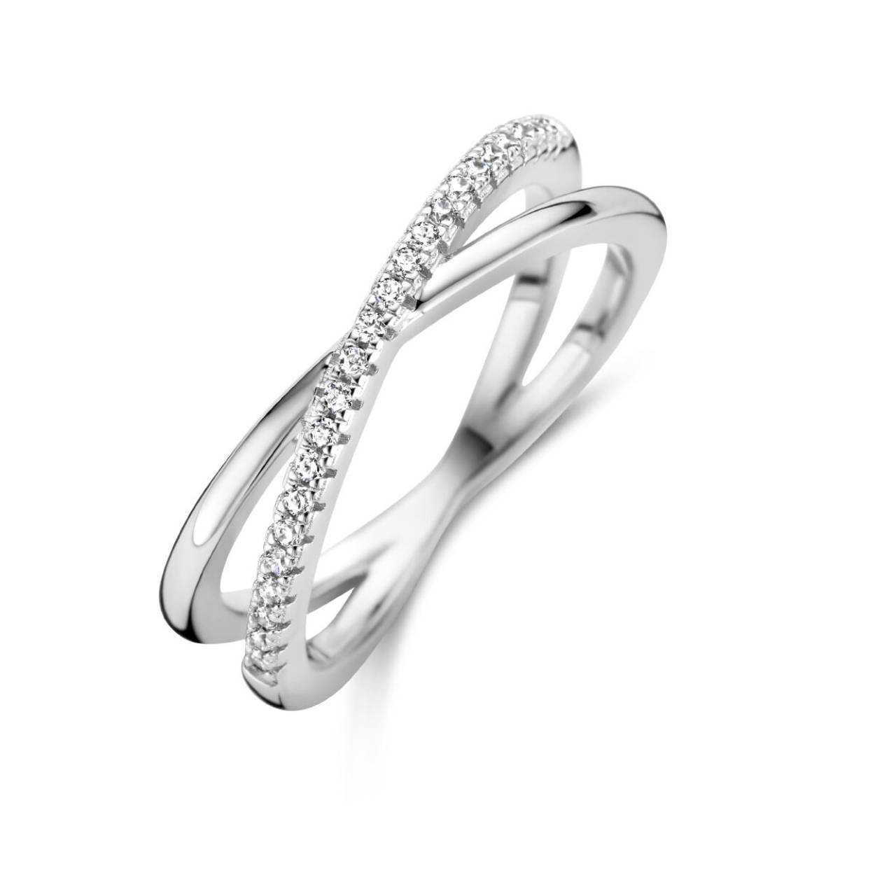 Gerhodineerd zilveren ring uitgevoerd met een schitterende zirkonia rij. De ring heeft een breedte van 5mm.