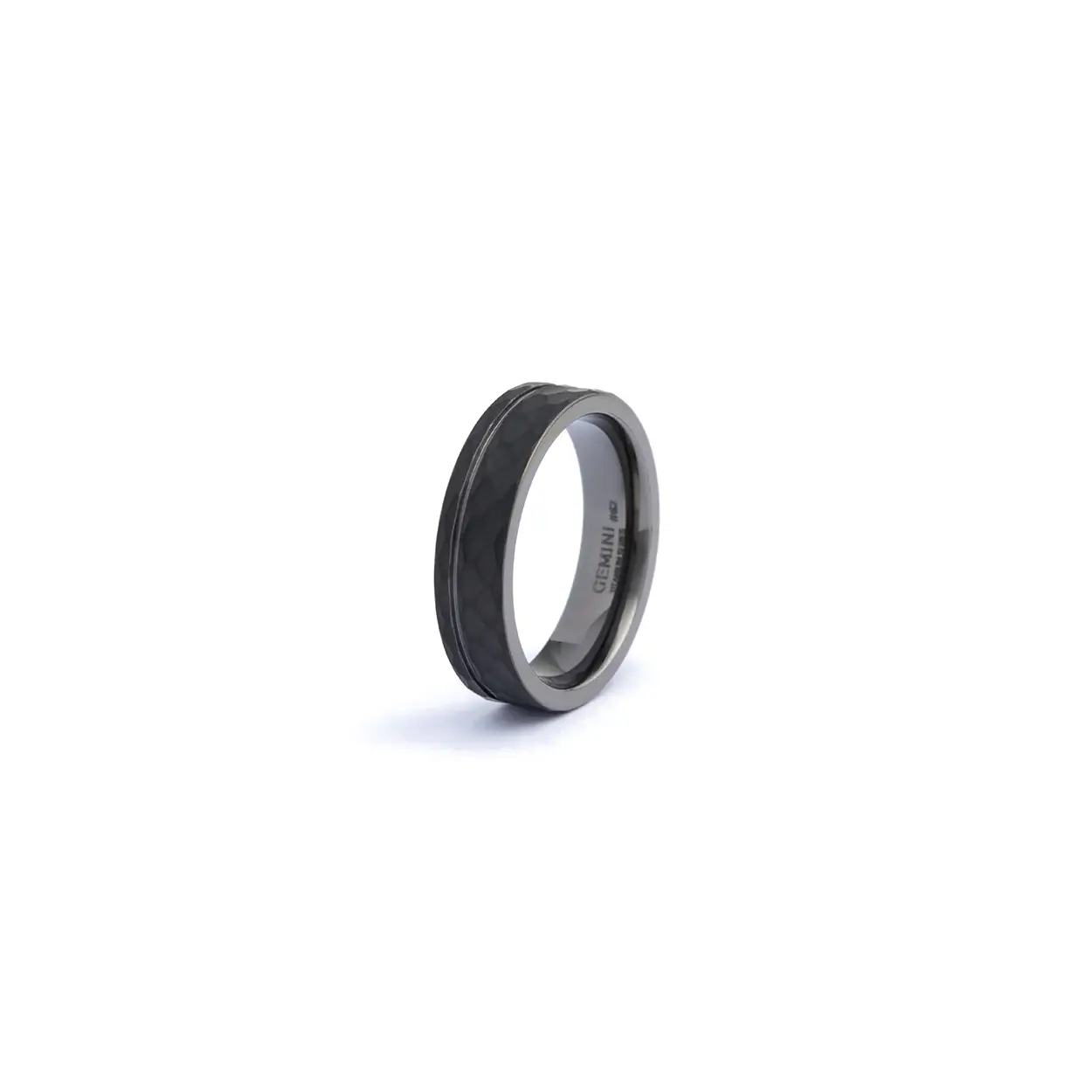 De Alter Black ring is volledig gemaakt uit titanium. Hij heeft een diameter van 6 mm en een gefacetteerde afwerking aan de buitenkant.

Waarom hebben we voor titanium gekozen?
- Het is vederlicht
- Het is supersterk
- Het is een exclusief materiaal dat ook wordt gebruikt in raceauto's, motorboten en ruimtevaart

De modelnaam 'Alter' is afgeleid van het Latijn en betekent 'anders' of 'anders dan'. Dit is zeker het geval: deze ring is op de meest positieve manier anders!