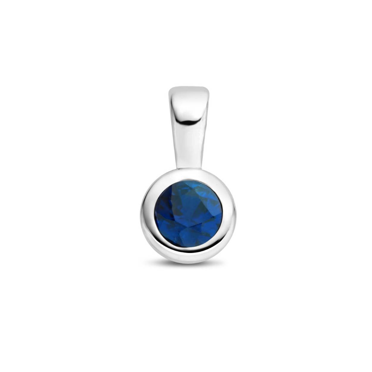 Gerhodineerd 925 geboortesteen zilveren hanger uitgevoerd met een schitterende saffier. De hanger heeft een afmeting van 11x5.5mm. De saffier heeft een steengewicht van 0.33ct.