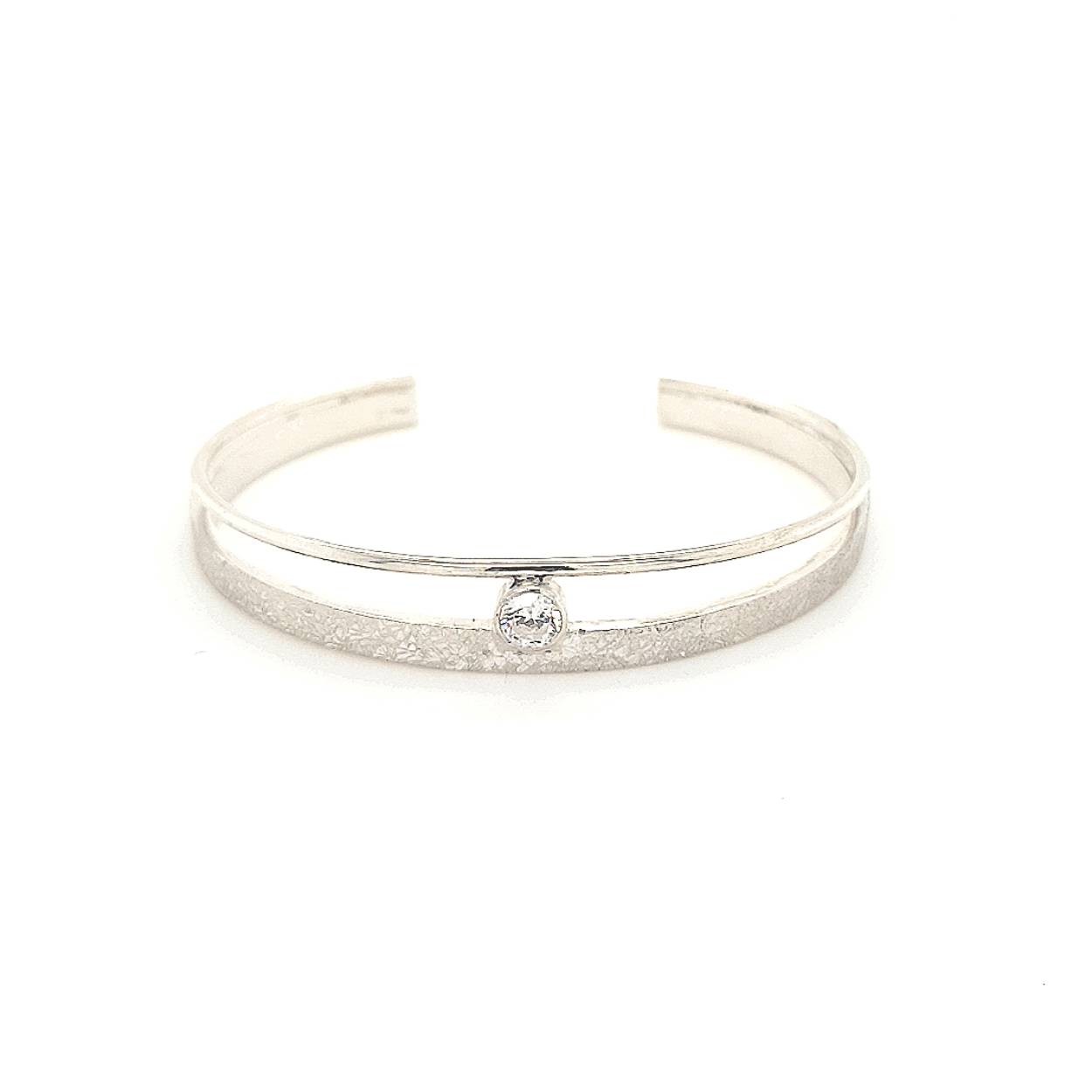 Armband zonder sluiting met een mooie structuur en zirkonia. Makkelijk om en af te doen.

Onze Sunrise sieraden nemen je mee naar de zonsopgang. Het moment van ontwaken wanneer zonlicht je nieuwe energie geeft voor de hele dag. Op een speelse manier laten we de zon stralen en zie je de horizon op de achtergrond.