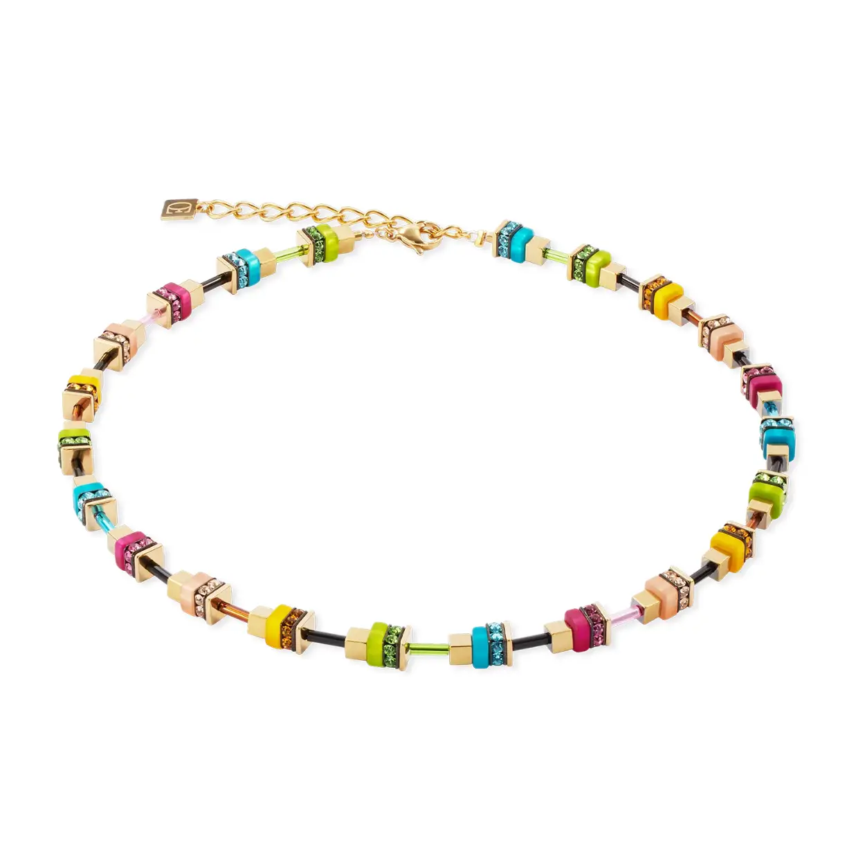 Kleurrijk, onconventioneel, met een boho-flair - de Boho Sunset Cube regenboogketting brengt het iconische GeoCUBE®-ontwerp naar een nieuwe, speelse dimensie. Polaris, glinsterende Swarovski®-kristallen en lichtgevende strass-elementen vangen het kleurenspel van een zomerse zonsondergang. Een sieraad dat creativiteit, vrijheid en pure joie de vivre uitstraalt.