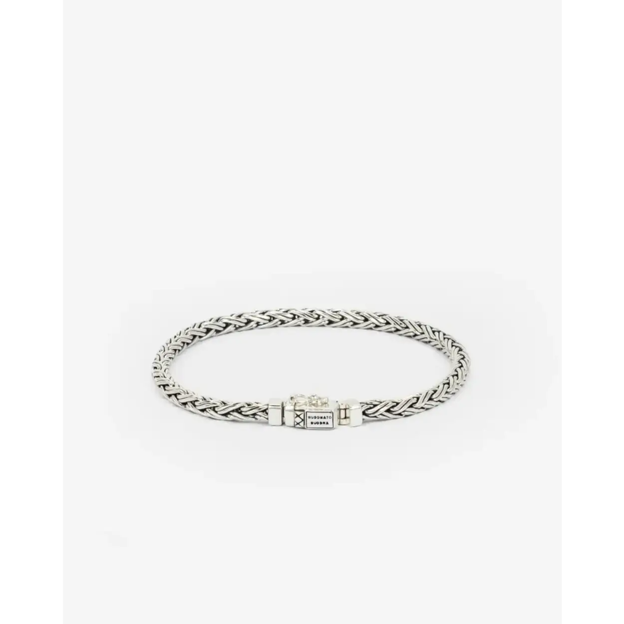 De Katja Mini Armband is gebaseerd op een traditionele Balinese weeftechniek en met de hand gemaakt door gepassioneerde ambachtslieden. Het is een meesterwerk dat puur vakmanschap laat zien. Deze armband, met zijn fijne schakels en gedetailleerde afwerking, is een ode aan de kunst van het verfijnde smeden. Ontworpen in Amsterdam en met de hand gemaakt in Zuid-Oost Azi&euml; uit gerecycled zilver. Deze armband is niet alleen een statement van stijl, maar ook van duurzaamheid en kwaliteit. Draag het als een symbool van jouw eigen unieke pad en de onvergetelijke momenten en mijlpalen die je al hebt behaald in je leven.