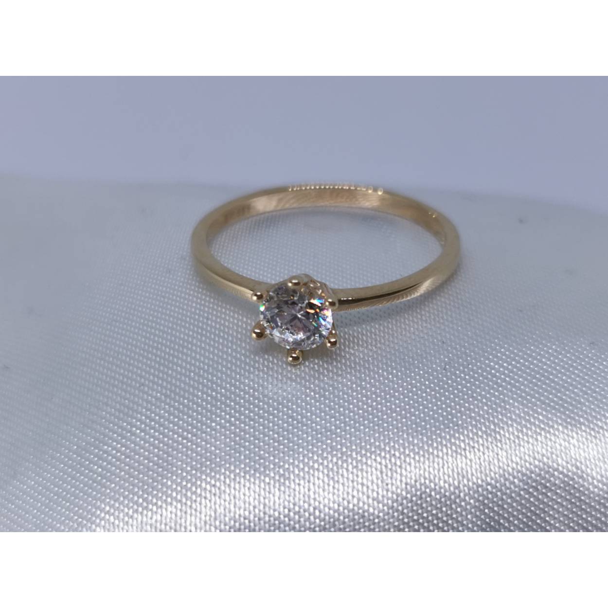 14 karaat geel gouden solitaire ring met briljant geslepen zirkonia.