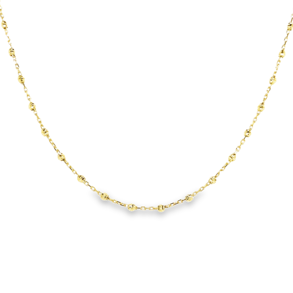 Het Geelgouden collier Ankerschakel met Bolletjes (modelnummer GC0240) is een elegant sieraad vervaardigd van goud. Dit gouden ketting combineert ankerschakels met verfijnde bolletjes voor een klassieke uitstraling. Draag dit collier bij formele gelegenheden of als een dagelijks statement stuk. De verfijnde gouden kleur past perfect bij zowel chique als casual outfits.
