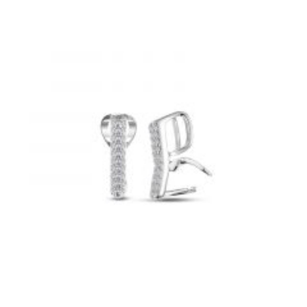 Elke dag een nieuwe look!
Ervaar luxe en veelzijdigheid met deze 925 zilveren oorbellen, prachtig afgewerkt in rhodium en verrijkt met fijne Zirkonia-accenten. Verander je stijl gemakkelijk en voordelig door ze te combineren met een zorgvuldig geselecteerde verzameling natuurlijke stenen of kristallen. Niet alleen zijn er diverse kleuren en vormen beschikbaar voor elke steensoort, maar onze nieuwe collectie natuurstenen sluit nu naadloos aan bij de MY iMenso medaillonstenen, wat je nog meer keuzemogelijkheden biedt voor personalisatie.
Dankzij het innovatieve kliksysteem kun je stenen op een eenvoudige en voordelige manier verwisselen. Met slechts een zachte druk op de pin is her veranderen van de steen eenvoudig. Bovendien zijn de oorbellen voorzien van een veilige oorhaak met veermechanisme, wat garandeert dat ze comfortabel blijven zitten.

- Zie ook bijpassende hanger.
- Voor oorbellen: vergeet niet twee stenen te bestellen om de set compleet te maken!
- We raden aan deze oorbellen 's nachts niet te dragen.