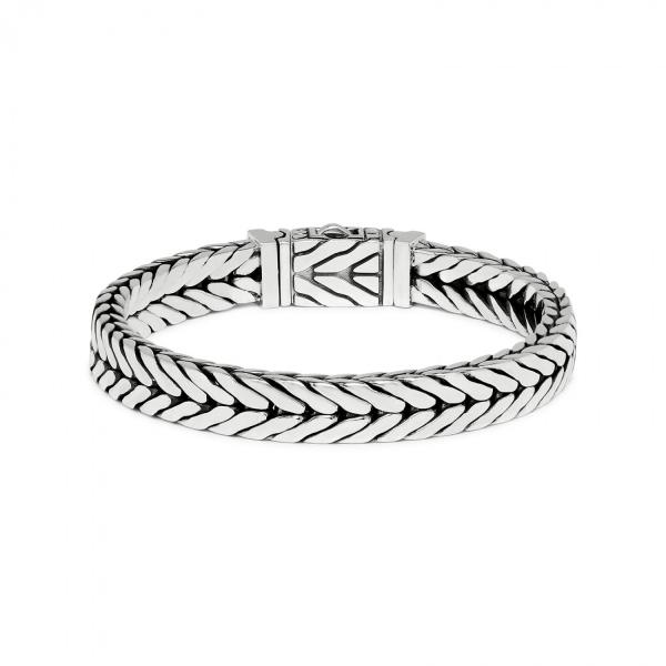 De zilveren 420 armband is een van de nieuwste armbanden uit de Chevron collectie en heeft een vierkant gevlochten structuur met een stoere bakslot sluiting. De sluiting maakt deze armband bijzonder. Deze armband is namelijk aan twee zijdes te dragen, het slot is zowel met het SILK logo naar voren als met het logo naar achter te dragen.