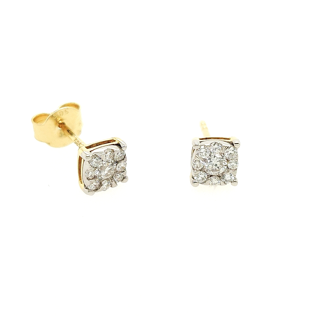 Deze 14-karaats geel gouden oorstekers zijn werkelijk schitterend en hebben een mooie fijne uitstraling. De 18 diamantjes zijn briljant geslepen met 0,30 totaal karaat gewicht  met zuiverheid SI1. De zetpootjes zijn witgoud van kleur waardoor de schittering van de diamantjes optimaal wit van kleur is.
