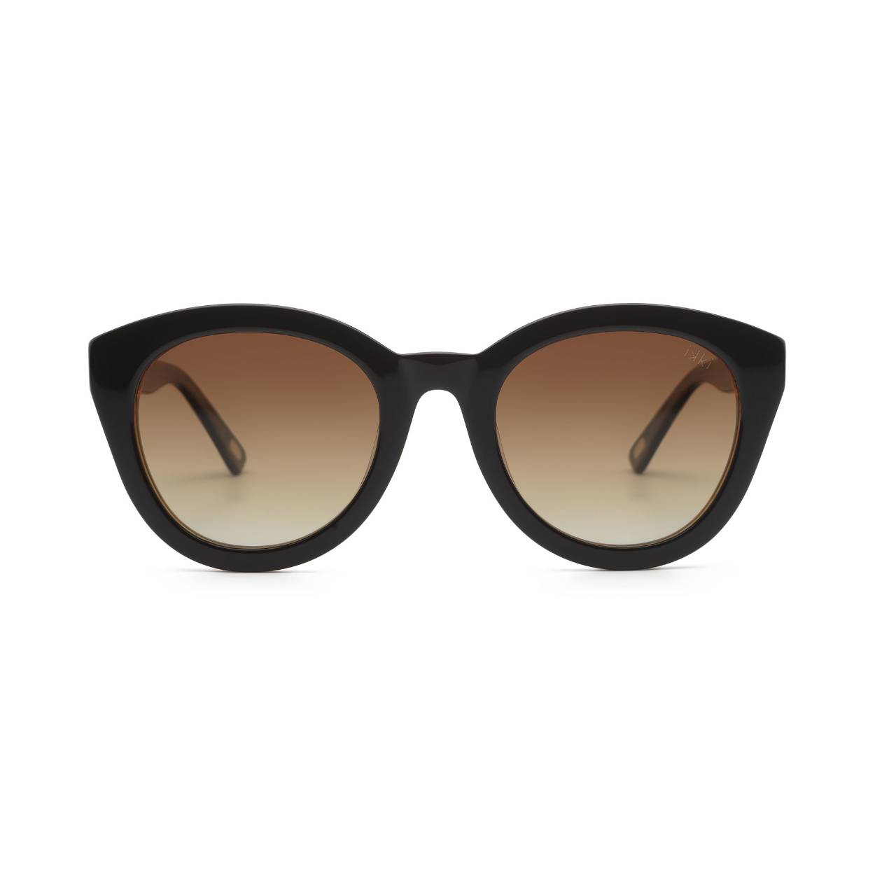 De nieuwe handgemaakte NOLA 49-4 van IKKI heeft een frame van plant-based acetaat met de kleur Brown Gold. De lenzen hebben een mooie Gradient Brown kleur en zijn gemaakt van CR39 materiaal (Columbia Resin). Dit is een lichtgewicht materiaal voor meer draagcomfort, met de optische kwaliteit van glas. Zo creëert IKKI Fashion met de nieuwe IKKI-zonnebrillen een perfecte combinatie van fashion en kwaliteit, tegen een nog perfectere prijs.

Bij elke IKKI-zonnebril krijg je nu een stijlvolle en handige IKKI-brillenetui met attachmentring helemaal gratis!