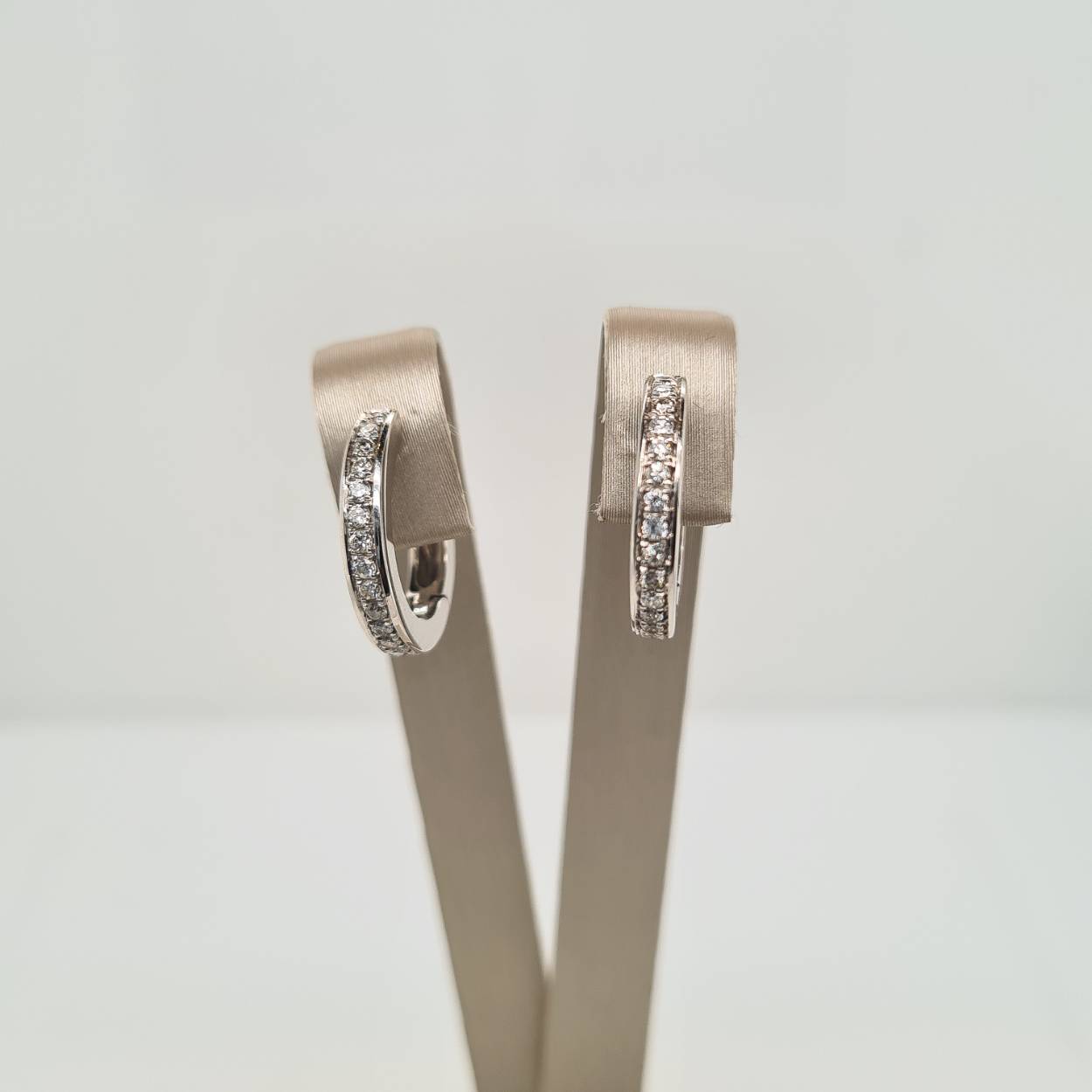 Prachtige 18 karaat witgouden oorbellen met diamant, 0.32crt. 
