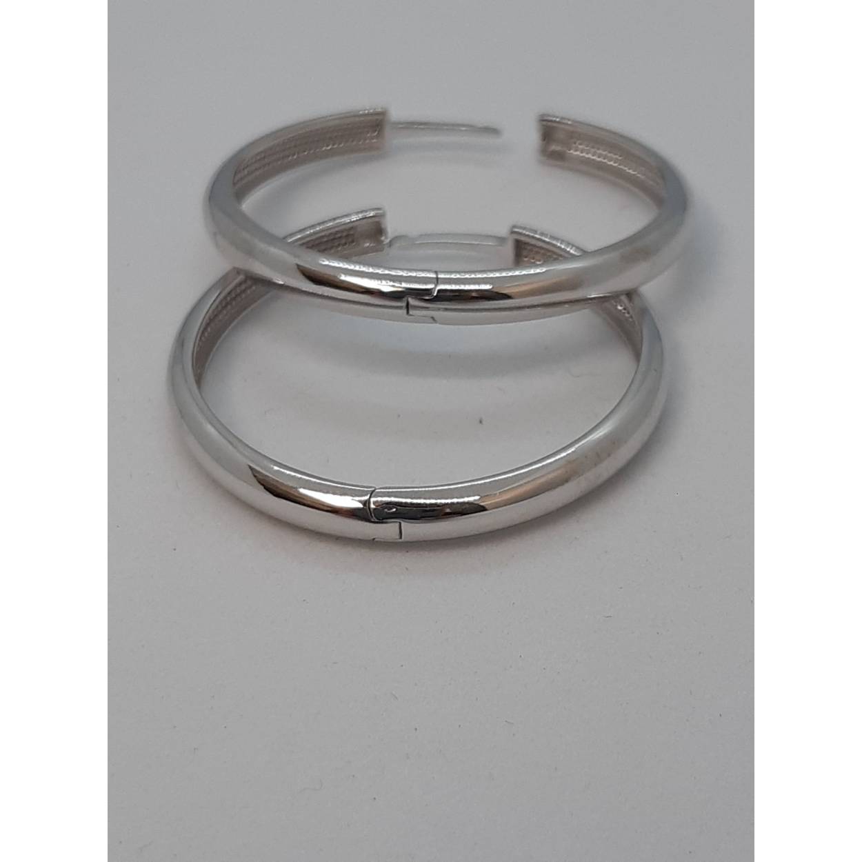 Deze witgouden oorbellen, modelnummer BREA-000387, zijn gemaakt van 18 karaats goud en hebben een gewicht van 6,26 gram. Deze glanzende creolen hebben een breedte van 3,2 mm en een diameter van 24 mm. Ideaal voor zowel dagelijks als formeel gebruik, voegen ze een elegante witte gouden touch toe aan elke outfit.