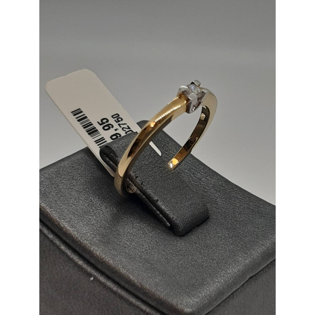 Gouden ring modelnummer BREA-0002469 van onbekend merk bevat een briljant geslepen diamant van 0,07 crt, SI1, kleur H. Gemaakt van 14 karaat goud, maat 55. Perfect voor dagelijks gebruik of speciale gelegenheden. Combineer met andere gouden sieraden voor een complete look. Elegant en tijdloos, ideaal als cadeau of voor jezelf.
