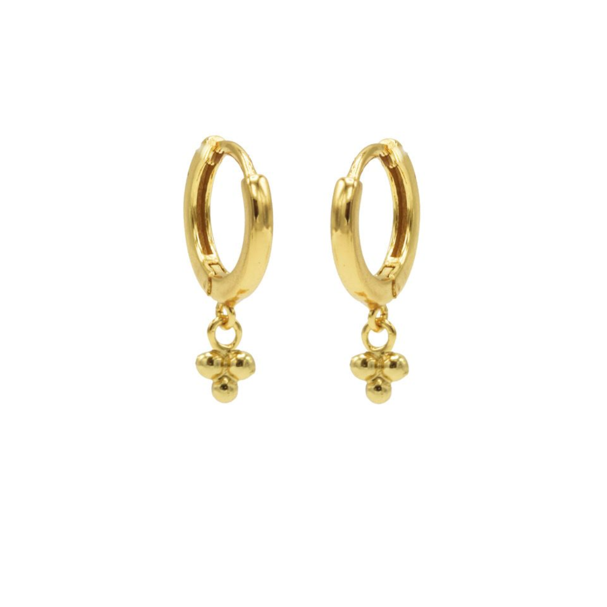 Karma hinged symbols hoops. Mooie creool met clip sluiting en de hanger hangt onder de oorbel in een klein ringetje. De oorbellen zijn verkrijgbaar in 3 verschillende kleuren, Rose, Goud en Zilver. De lengte van de totale oorbel is 26mm. Karma sieraden worden gemaakt van de beste materialen. Zo is dit sieraad gemaakt van sterling zilver met een mooie plating. Karma oorbellen staan heel leuk in jouw earparty en kunnen bij elke gelegenheid worden gedragen
