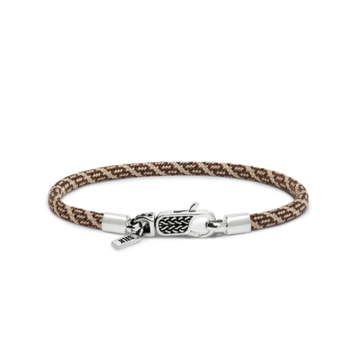 Ontdek de Nieuwe Terra Paracord Armbanden van SILKDe nieuwste toevoeging aan de SILK collectie zijn de Azure, Emerald en Terra paracord armbanden, ontworpen met een luxe zilveren karabijnsluiting. Deze diepgekleurde armbandjes voegen stijl en kleur toe aan je arm en zijn verkrijgbaar in twee varianten: een met charm en een zonder charm.Stijlvol & Functioneel De sterke, duurzame paracord armbanden zijn in verschillende lengte maten verkrijgbaar en passen perfect bij elke gelegenheid. Deze collectie is ontworpen om kleur toe te voegen aan je zilverstack. Door de paracord armbanden te combineren met andere sieraden creëer je een kleurrijk en speels geheel, ideaal voor een unieke en opvallende look.
