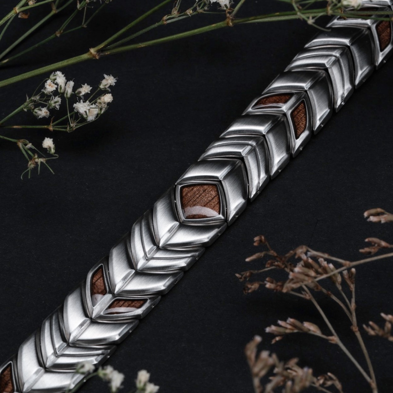 Het begin van jouw natuurlijke stijl. Sterk metaal en elegante houten elementen in visgraatlook maken onze Bandlet Prelude tot een natuurlijk unieke blikvanger in je outfit.
