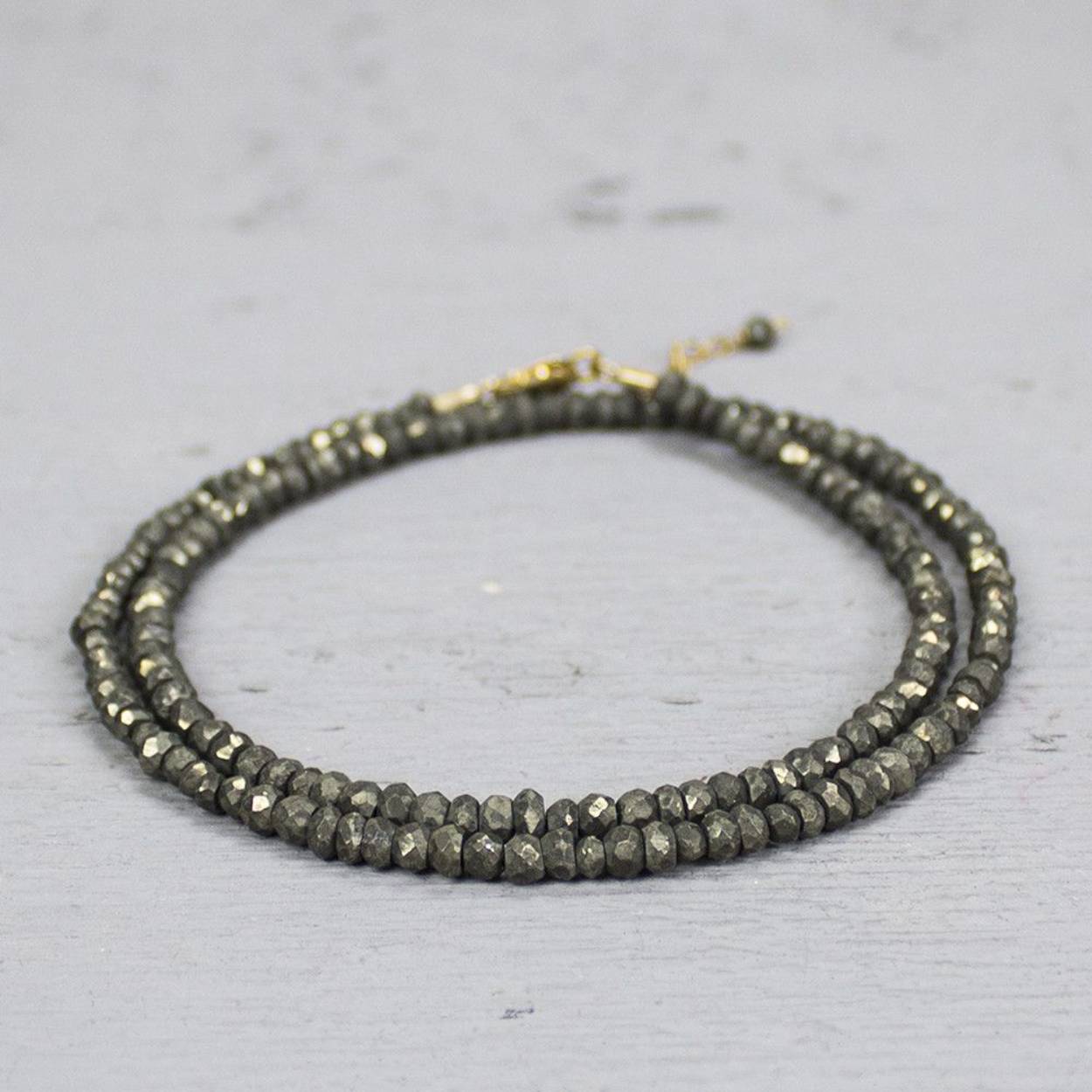 DIt collier uit de Mix&Match collectie van Jéh Jewels, is gemaakt van Pyriet met gold filled. Pyriet is een inzichtgevende steen en bevordert de zelfkennis.