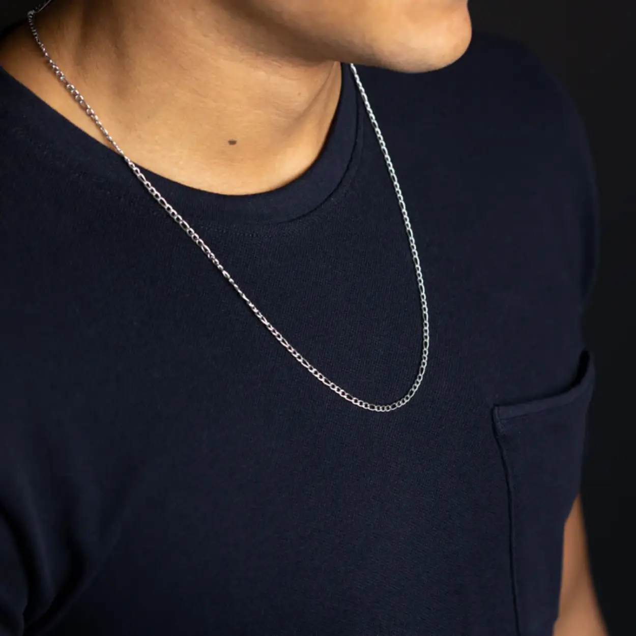 De Primo Silver halsketting is een figaro ketting van 3mm met een gepolijste zilveren afwerking.
Hij is gemaakt van 316L roestvrij staal en is zeer licht en duurzaam. Je kan deze halsketting dag in, dag uit zonder zorgen dragen. De lengte van de ketting is 54 cm en hij heeft een verlengstuk van 10 cm, zodat hij altijd bij je past.