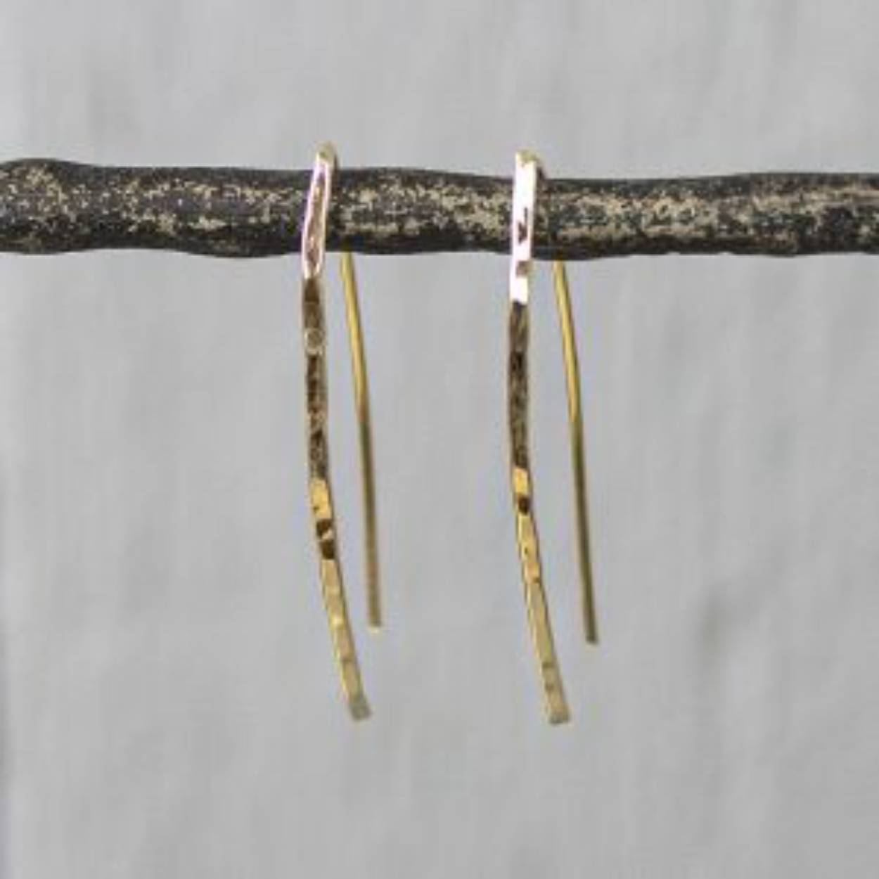 Oorhanger gemaakt van Goldfilled met daarop een een handgemaakte hamerslag. Goldfilled komt uit Amerika en wordt daar al langer gebruikt voor de vervaardiging van sieraden met een "touch of gold" voor een betaalbare prijs. Het goldfilled blijft op kleur, is slijtvast en de goudlaag is dik genoeg om lang te kunnen genieten van de warme uitstraling van goud. Goldfilled wordt veelal ook goed verdragen door mensen die allergisch zijn voor andere metalen dan goud.