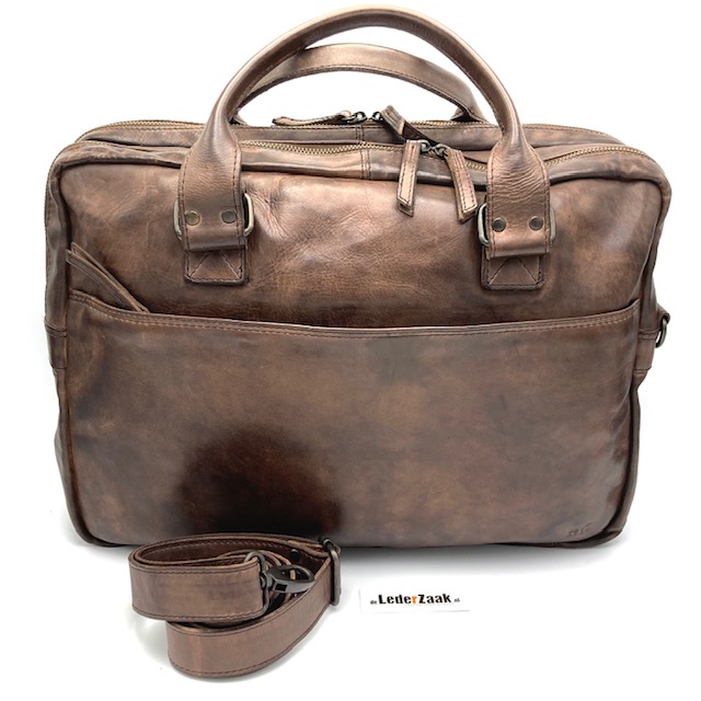 Stoere Leren Werktas – Geschikt voor 15.6 inch Laptop
Deze stoere leren werktas is een echte blikvanger! Perfect te combineren met een pak voor een zakelijke look, maar net zo stijlvol bij een casual outfit met jeans. Gemaakt van hoogwaardig leer en voorzien van slimme opbergmogelijkheden.

✔️ 2 stevige handgrepen en een afneembare, lange schouderriem
✔️ Achterzijde met ritsvak én steekvak met drukknoop – handig voor snelle toegang
✔️ Voorzijde voorzien van extra ritsvak
✔️ Binnenin een gevoerd laptopvak – geschikt voor laptops tot 15.6 inch
✔️ Ruim hoofdvak voor documenten, opladers, accessoires en meer

Waarom kiezen voor deze leren werktas?

Tijdloos en stoer design
Praktisch ingedeeld met meerdere vakken
Draagbaar als handtas of crossbody
Geschikt voor werk, studie of onderweg
Afmetingen & specificaties (optioneel aan te vullen):

Geschikt voor laptops tot 15.6 inch
Hoogwaardig rundleer
Verstelbare schouderriem

Afmetingen:
Hoogte 32cm x breed 40cm x diep 10cm
