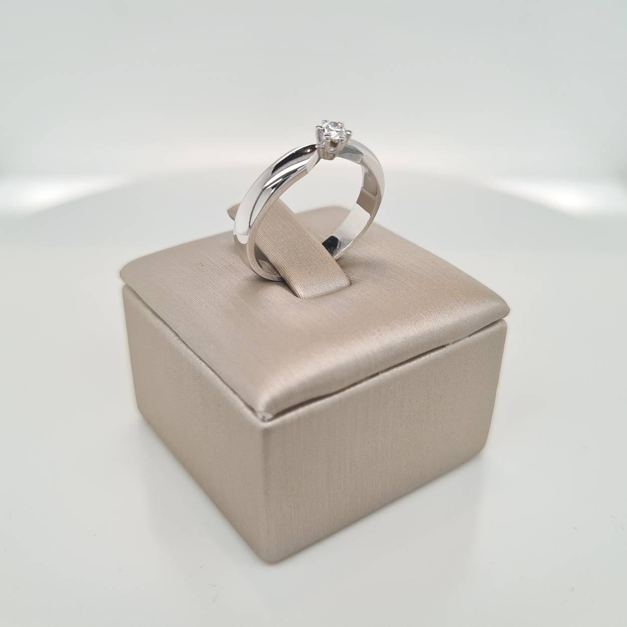 Prachtige 14krt witgouden solitaire ring met diamant, 0,10crt H P1. De maat van de ring is 52 (16,5). Heeft u een andere maat, neem dan gerust contact met ons op.