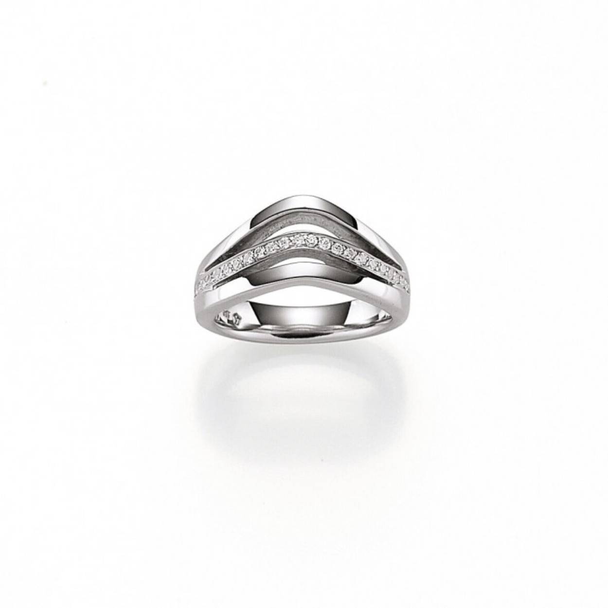 Deze prachtige zilveren ring van Viventy is bezet met zirkonia. De maat van de ring is 52.