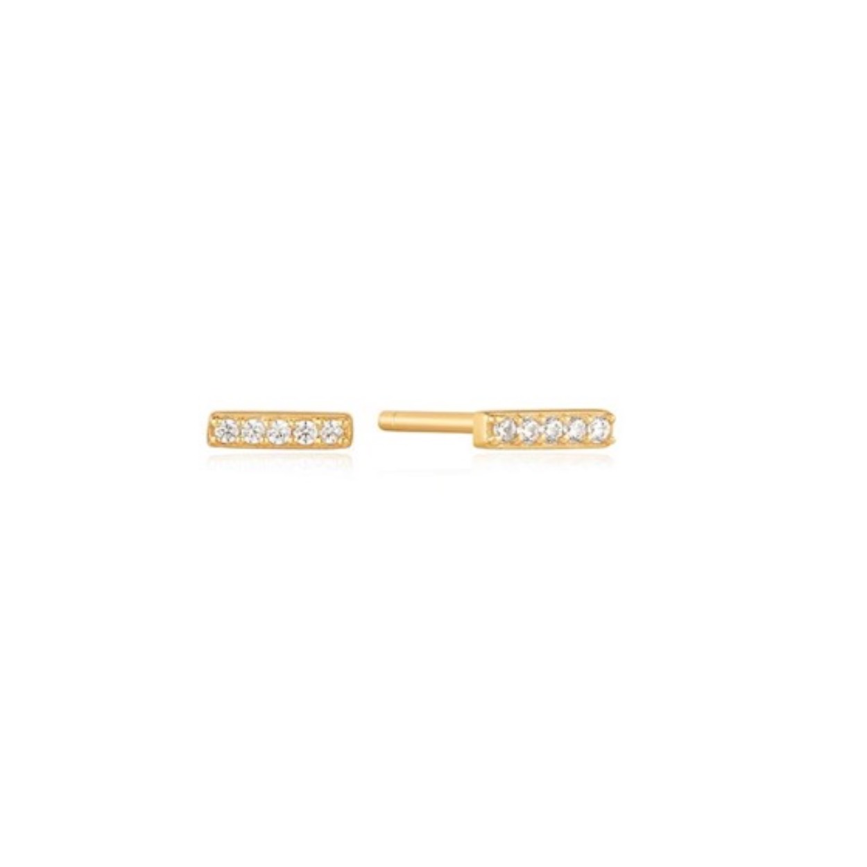 Glam Bar Stud Earrings
Upgrade je oorbellencollectie met het perfecte paar trendy studs van Ania Haie. Deze studs zijn een mooie toevoeging aan je dagelijkse look. Ingelegd met een rij glinsterende zirkonia, zijn ze perfect voor zowel overdag als in de avond.

HET MERK
Geïnspireerd door de laatste fashion trends is Ania Haie het toonaangevende sieradenmerk voor hoogkwalitatieve maar ook betaalbare zilveren sieraden, zonder op de kwaliteit in te leveren. Iedere collectie is gebaseerd op de laatste catwalktrends, waardoor Ania Haie snel tot hét sieradenmerk voor stijlbewuste consumenten is verkozen. Elk sieraad wordt ontworpen om te combineren met andere sieraden waardoor je je eigen look kunt creëren. Maar ook zijn Ania Haie sieraden opvallend genoeg om op zichzelf te dragen. Sieraden uit de Ania Haie collectie zijn altijd gemaakt van 925 zilver met een finish van rhodium of van 14kt goud.

SPECIFICATIES
- Glam Bar Stud Earrings
- Oorstekers
- 925 zilver met gold plating
- 15mm
- AH E037-01G