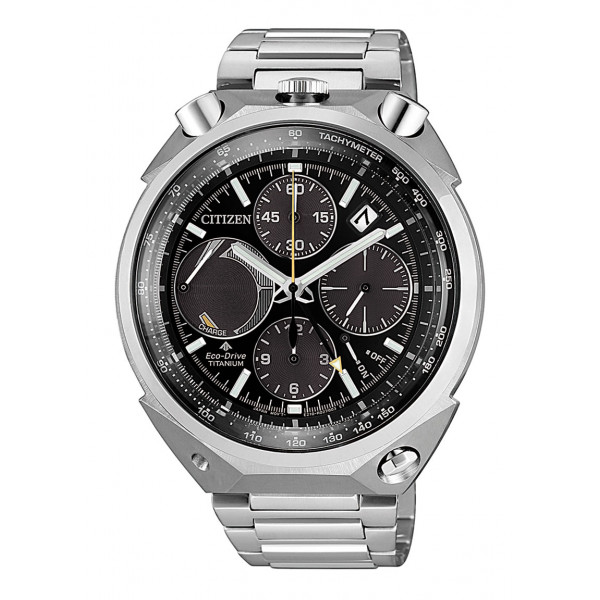 Het Eco-Drive chronograaf bullhead AV0080-88E chronograaf horloge zit boordevol functies zoals datumaanduiding, dagelijks alarm, stopwatch tot 12 uur en eco drive technologie. Bovendien is het horloge waterdicht tot 20 bar en blijft het op uw pols zitten met de veiligheidssluiting. Door de kenmerkende pushers aan de bovenkant heeft dit horloge de bijnaam “Bull Head” te danken. Dit maakt onder andere het horloge tot een echte blikvanger! Door de titanium kast en de zwarte wijzerplaat met subtiele gele accenten heeft het Citizen AV0080-88E horloge een stoere look. Het anti-reflecterende saffierglas zorgt ook voor een hoge krasbestendigheid. De AV0080-88E is uitgerust met het E2100 caliber. Het bijzondere van dit Eco-Drive Caliber is het hoge aantal componenten die worden gebruikt. In totaal zijn er 294 afzonderlijke onderdelen.

Dit Citizen horloge is voorzien van Eco-drive techniek, waardoor u nooit meer een nieuwe batterij hoeft in te zetten. De accu in het horloge wordt opgeladen door lichtinval op de wijzerplaat.