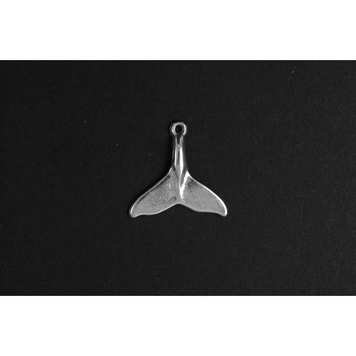 &plusmn; L 18.19 x H 17.61
De hanger komt incl. een draadoog niet getoond op de afbeelding.