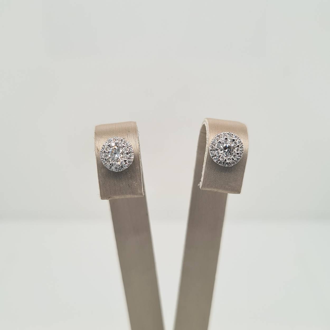 Prachtige witgouden oorsieraden bezet met diamant, 0.32crt. 