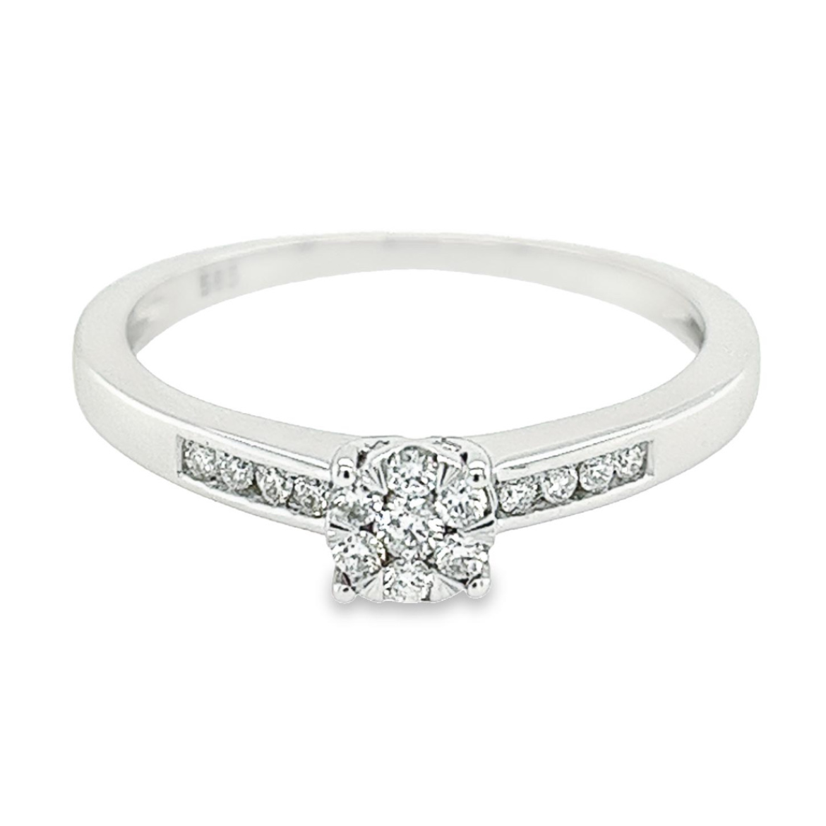 Deze witgouden ring heeft een werkelijk schitterende uitstraling. De meerdere briljant geslepen diamanten zorgen voor deze prachtige schittering. Het totaal karaat gewicht is 0,20 en de briljanten zijn van mooie kwaliteit met zuiverheid SI1 en kleur White Wesselton. Een witgouden ring met echte diamant is een van de mooiste combinaties, omdat de schittering van de diamanten optimaal wit van kleur is.