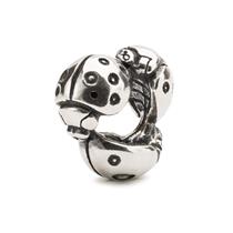 Trollbeads bedel lieveheersbeestje: Doe een wens wanneer een lieveheersbeestje op je hand zit. Je wens komt, afhankelijk van het aantal stippen, al snel of pas wat later uit.