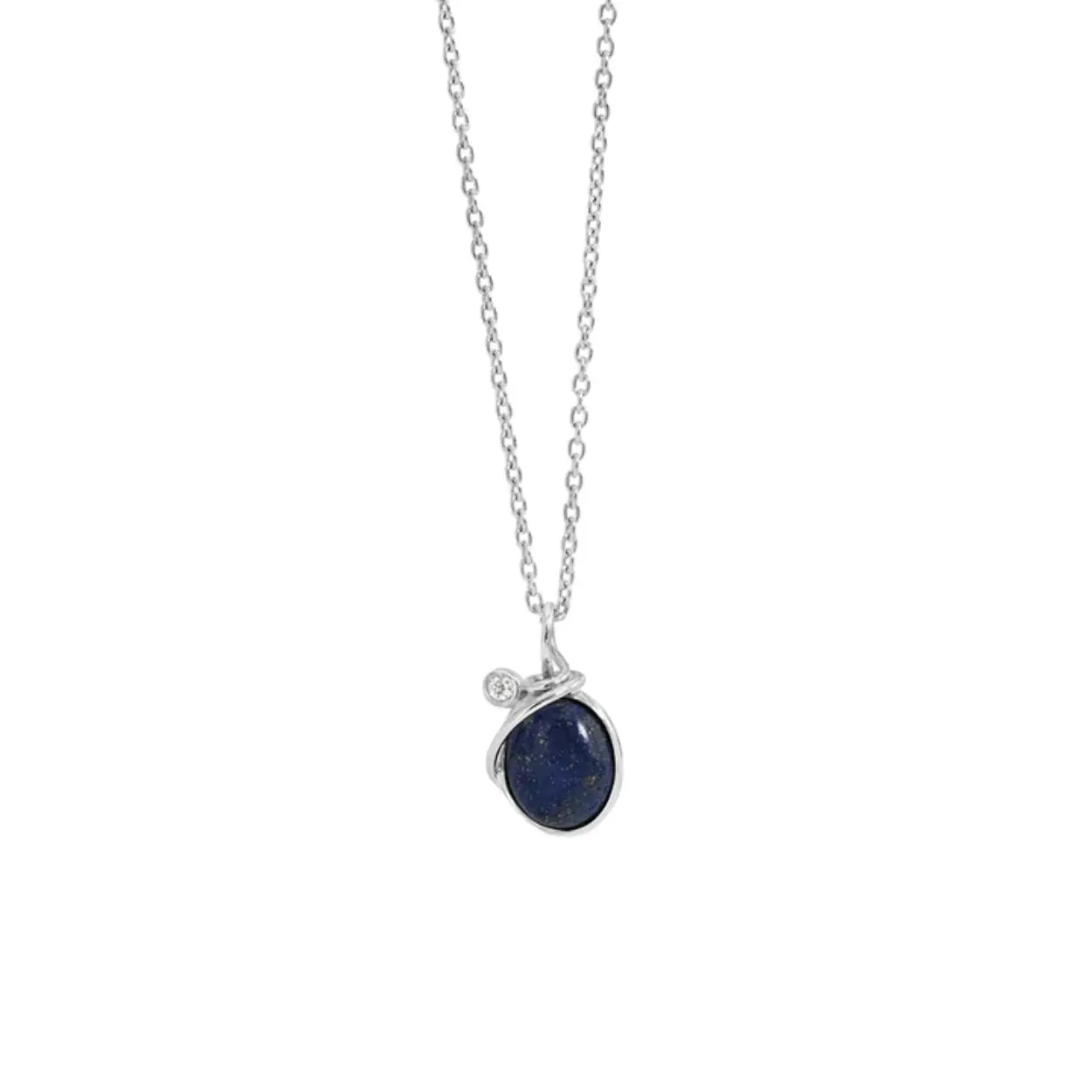 Deze Rabinovich  zilveren ketting heeft een prachtige 10 x 8 mm lapis lazuli en een 2 mm zirkonia. De ketting kan op 42 cm en 45 cm gedragen worden. Rabinovich sieraden kenmerken zich door de prachtige eenvoudige en stijlvolle ontwerpen. Rabinovich is een klassiek en persoonlijk Deens sieradenmerk en onderscheidt zich door gebruik te maken van echte edelstenen in combinatie met zilver, verguld zilver en zilver met gouden elementen. Daarbij wordt er gebruik gemaakt van strakke en ronde vormen en verschillende kleuren parels en stenen. Het zilver wordt op dusdanige manieren gebruikt dat het niet alleen de bekende glanzende zilverkleur heeft, er wordt ook veelvuldig gebruik gemaakt van geoxideerd zilver wat de prachtige vaak wat wat meer matte zwart zilveren kleur oplevert. De passie van Rabinovich? Dromen vastleggen, gedachten te grijpen en beide omzetten in mooie en vrouwelijke sieraden. Let op: Deze zuivere, natuurlijke materialen zijn volstrekt uniek. Ze verschillen in kleur en hebben unieke insluitsels en kenmerken waaraan hun ouderdom en natuurlijke schoonheid te zien zijn.