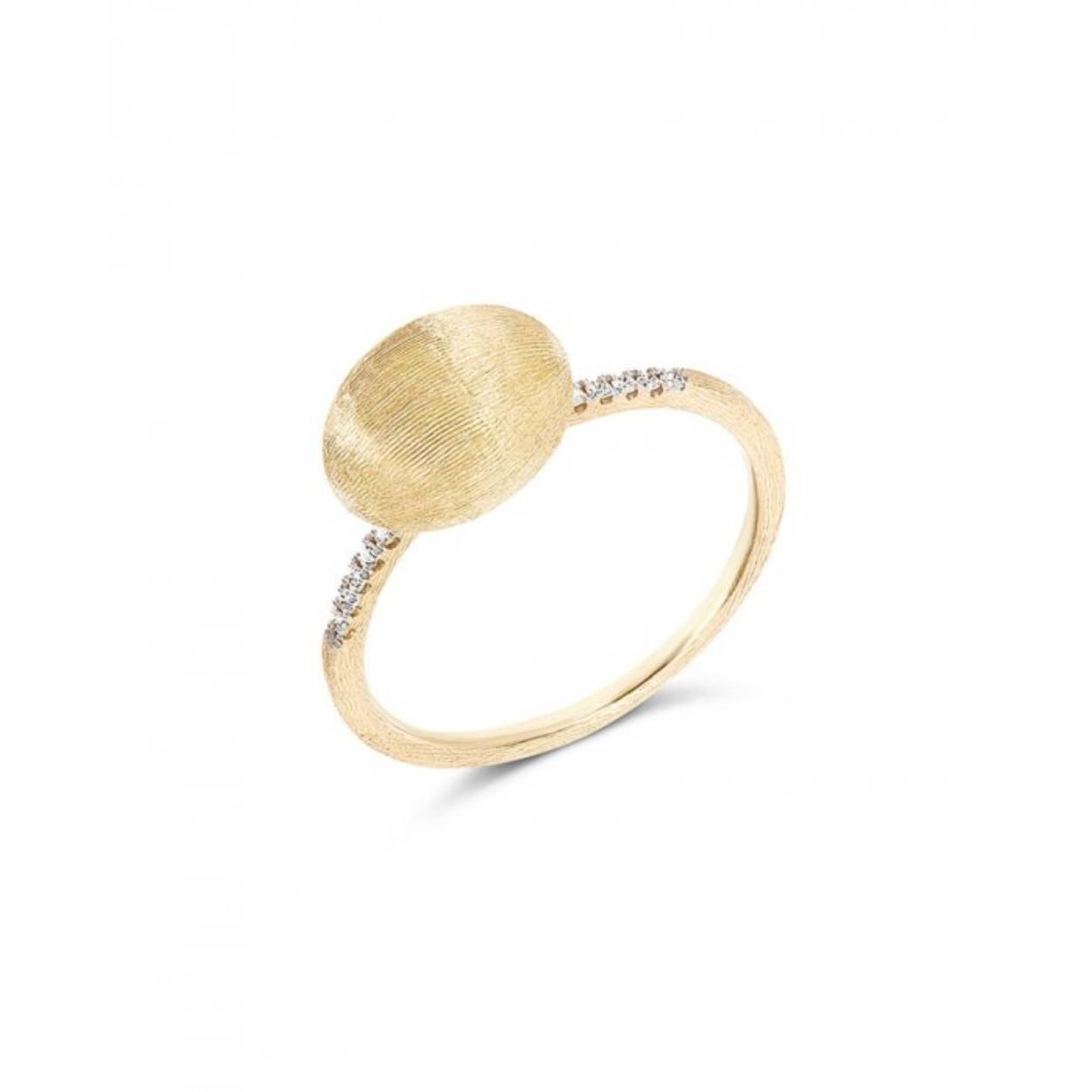 Een golvende 18-karaats gouden kiezelsteen, met de hand gegraveerd door onze meestergoudsmeden met de eeuwenoude burijntechniek. Als bekroning van de poëzie een delicate regen van fonkelende diamanten.
