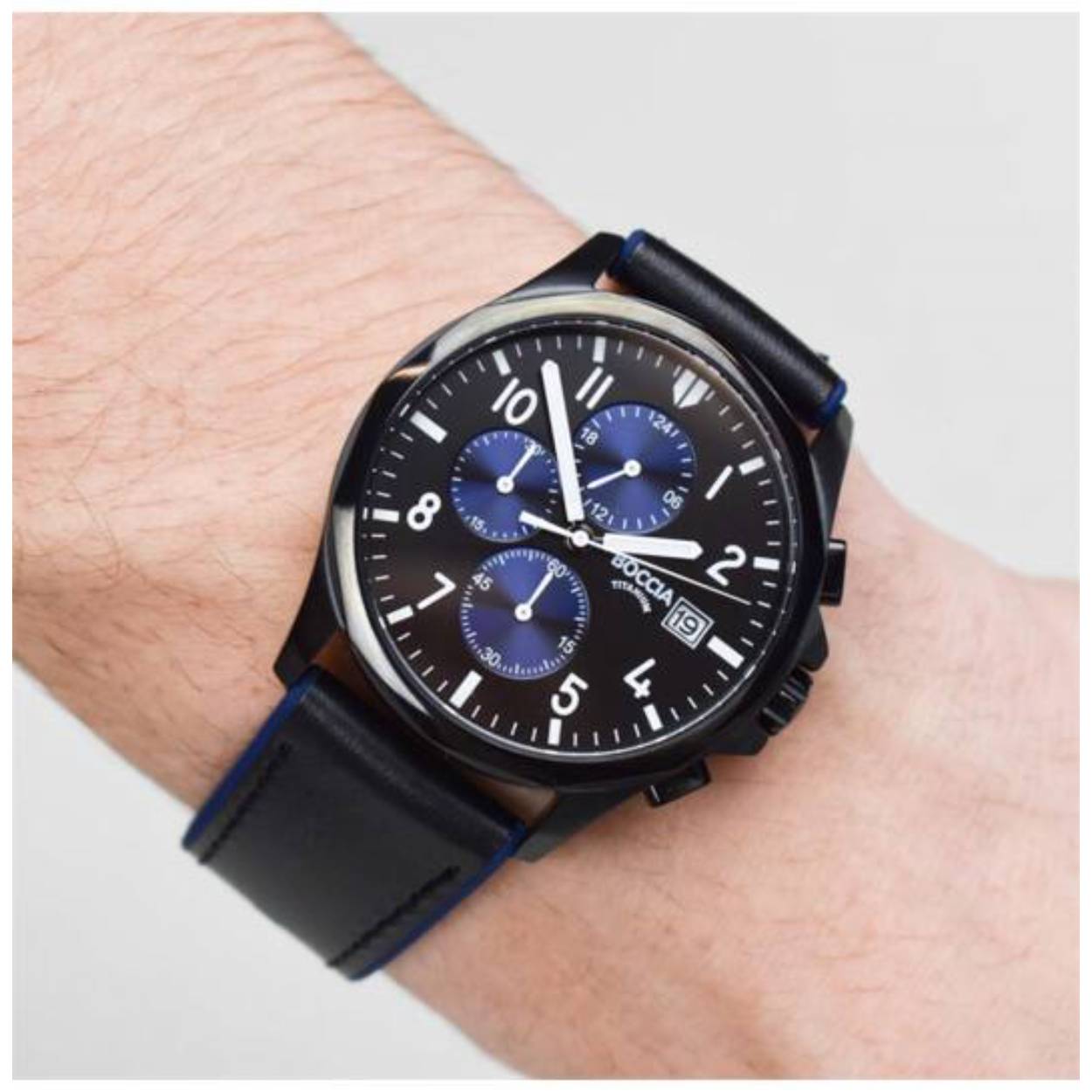 Boccia Titanium 3747-03
Dit herenhorloge van Boccia Titanium heeft een stoere uitstraling. De zwarte titanium horlogekast heeft een speciaal gevormde bezel en een zwarte wijzerplaat met chronograaf en datum aanduiding. Het horloge heeft een ronde kast met een diameter van 40mm, een mineraalglas, en is 5ATM. Combineer dit prachtige exemplaar met de andere sieraden van Boccia Titanium voor een complete look. Aan de titanium kast zit een zwarte leren band. 

HET MERK
Boccia Titanium is het titanium merk van Nederland, dat zijn oorsprong in Duitsland vindt en is opgericht in het jaar 1992. Ontwikkeld door internationale ontwerpers. Alle titanium componenten van de BOCCIA TITANIUM collectie zijn gemaakt van 99,7% puur titanium; het bijzondere materiaal. Het is licht in gewicht, neemt de temperatuur van de huid aan en is zeer huidvriendelijk. Bovendien is het corrosie- en temperatuurbestendig.

SPECIFICATIES
- Chronograaf
- Mineraalglas
- Ronde titanium horlogekast, Ø 40mm
- Zwarte leren band
- Zwarte wijzerplaat
- 5ATM (Regen- & spatwaterdicht)