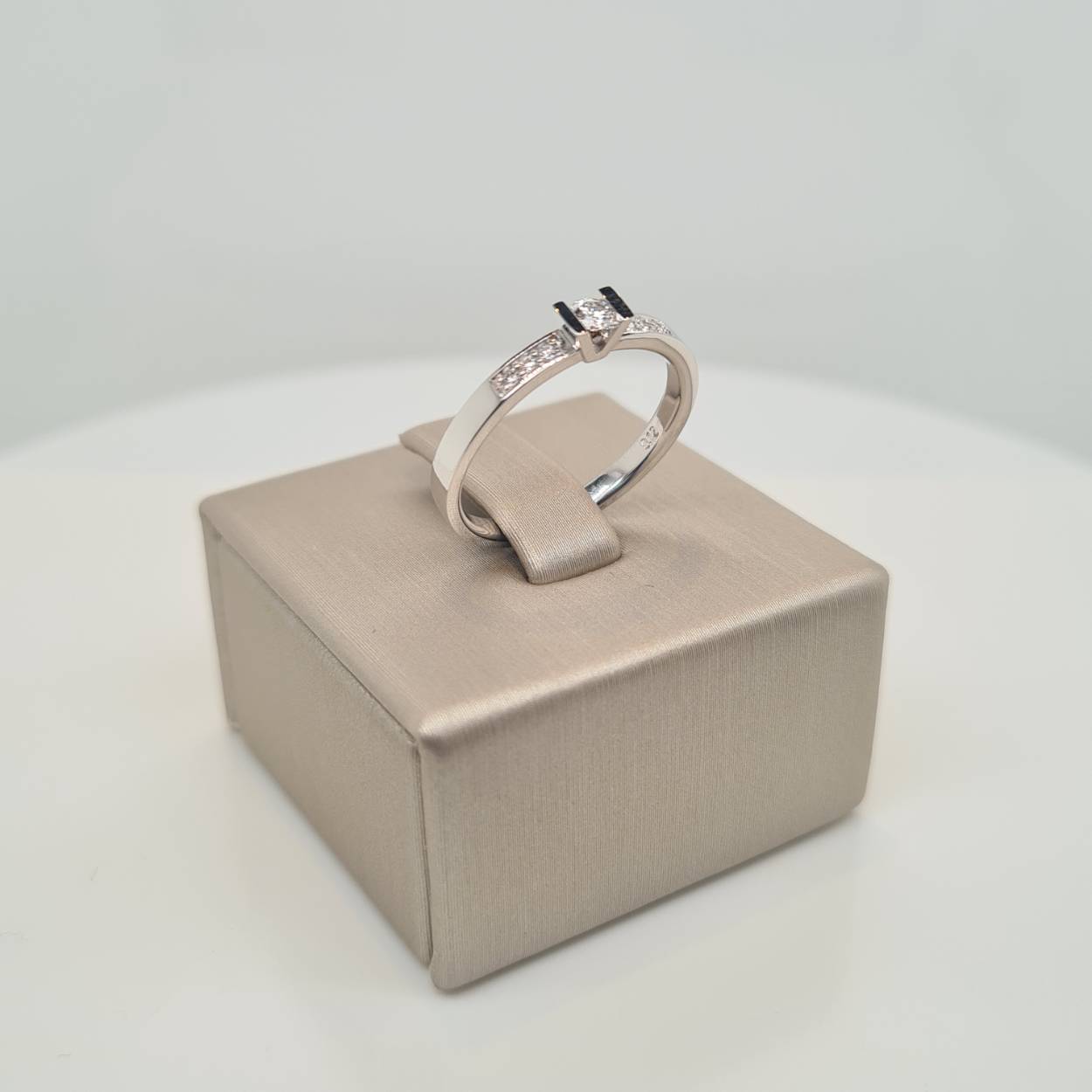 Prachtige 14krt witgouden solitair ring met diamant, 0,12crt H Si. 

De maat van de ring is 52. Heeft u een andere maat, neem dan gerust contact met ons op.