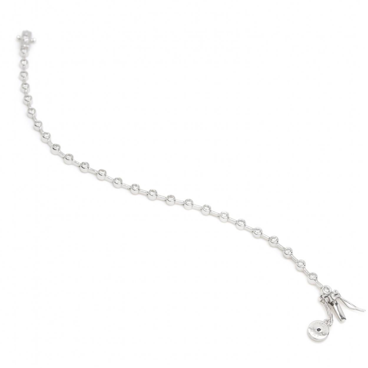 Thin bracelet made of silver for woman. Bright bracelet ideal for wearing with earrings to set. Fine and shiny silver bracelet with small circles design holding small white circular zircons. A timeless and perfect jewel as a final complement to your most elegant styles.