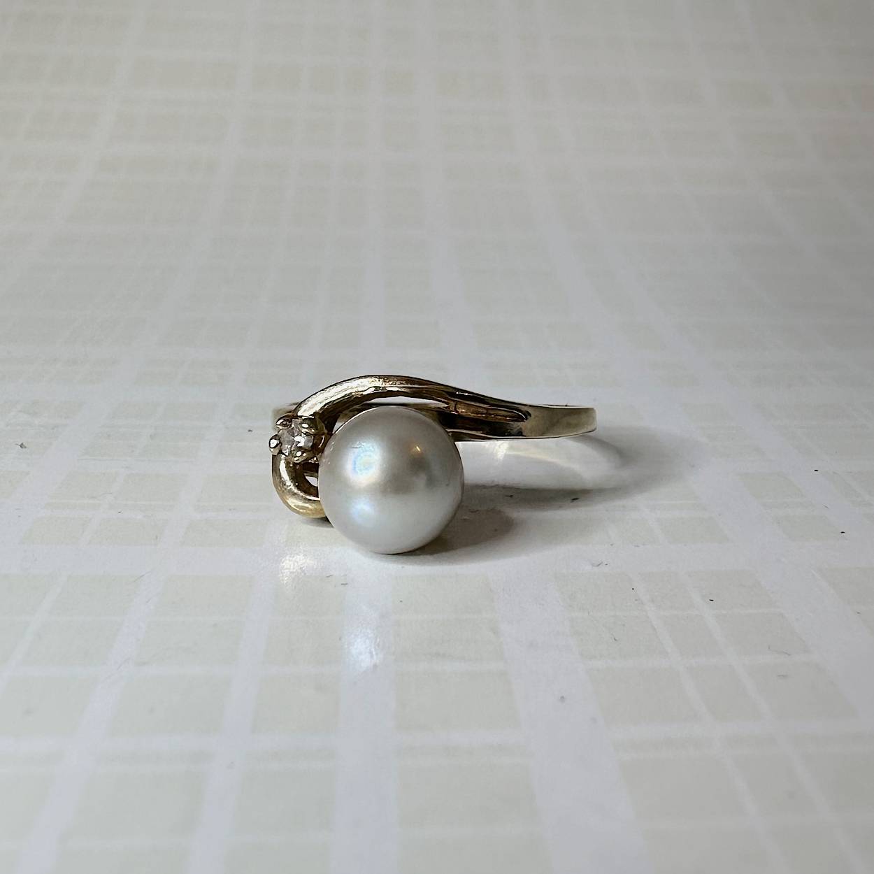 Prachtige 14 karaat gouden vintagering met een echte parel en een briljant geslepen diamant. De ringmaat is op 58 beschikbaar.