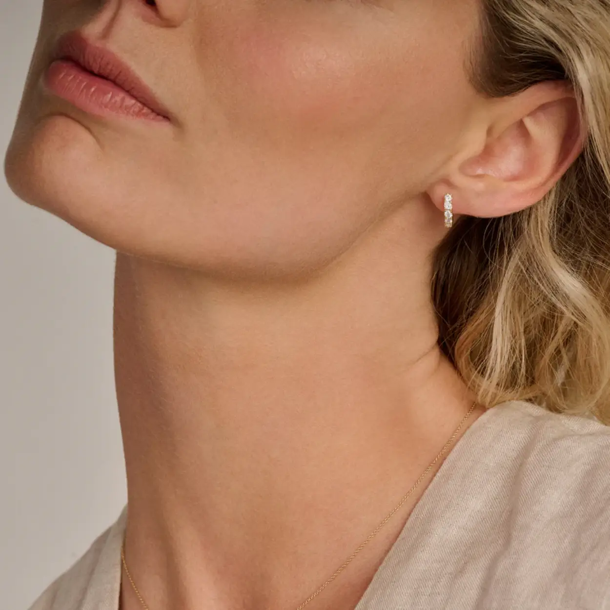 Deze 14k geelgouden oorringen, gezet met Lab Grown Diamanten, tillen jouw stijl naar een hoger niveau. Je ziet sprankelende diamanten in een verfijnde pav&eacute;-zetting. Elke oorbel, met een breedte van 2.7 mm en 0.29 karaat aan diamant, omarmt je oor. Een essenti&euml;le toevoeging aan je collectie voor een luxe uitstraling.

Type goud: 14k Geel goud
Sluiting: Kliksluiting
Type zetting: Pav&eacute;-zetting
Type steen: Lab Grown Diamant
Steenkleur: Top Wesselton
Gewicht Diamant (in ct): 2x0.29
Diamant kwaliteit: VSi
Diameter: ⌀ 2.7 mm
Lengte: ⌀ 12.1 mm