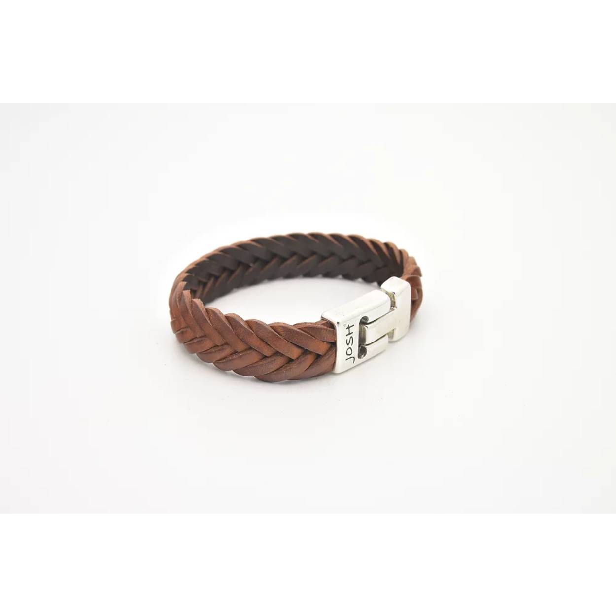 Stoere cognackleurige armband met een zilverkleurig slot in maat 22