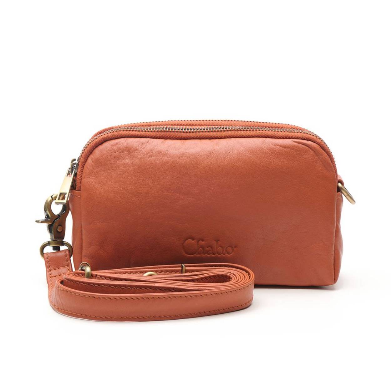 Mooi praktisch crossbody tasje van super zacht leer met twee aparte ritsvakken. De verrassende Tyler heeft twee verschillende opbergvakken waarvan zich in het voorste vak nog een insteekvak bevindt en in het achterste een extra ritsvakje. Precies genoeg ruimte voor al je essentials! De crossbody wordt geleverd met een lange, verstelbare, afneembare schouderband en is leverbaar in zwart, rood, oranje, taupe en creme. Een makkelijk crossbody tasje voor een avondje uit of een festival waarbij je alleen je hoognodige essentials mee wil nemen.