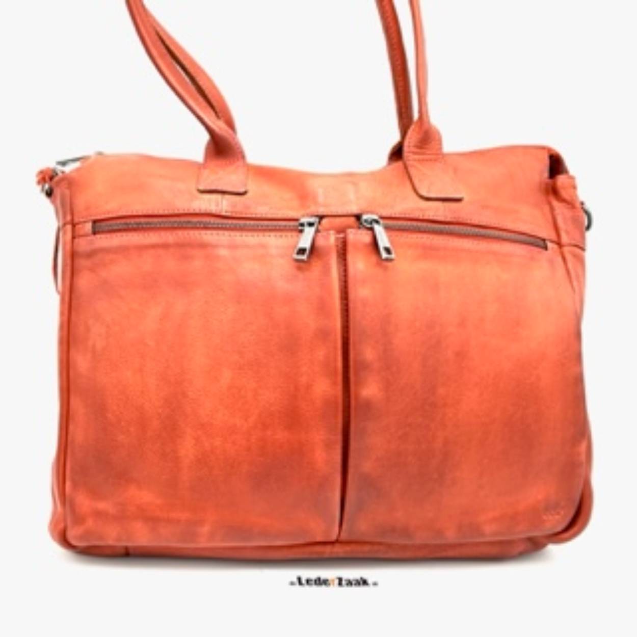 Shopper of werktas? U mag het zeggen een ding is zeker u mag gezien worden met deze tas. Tas is voorzien van afneembare lange draagriem, achterrits, toprits en twee 									
voorvakken met rits. Binnenkant is voorzien van laptopvak en een rits vak.						Laptop max 15 inch. 

Afmeting: 30 x 40 x 11 cm