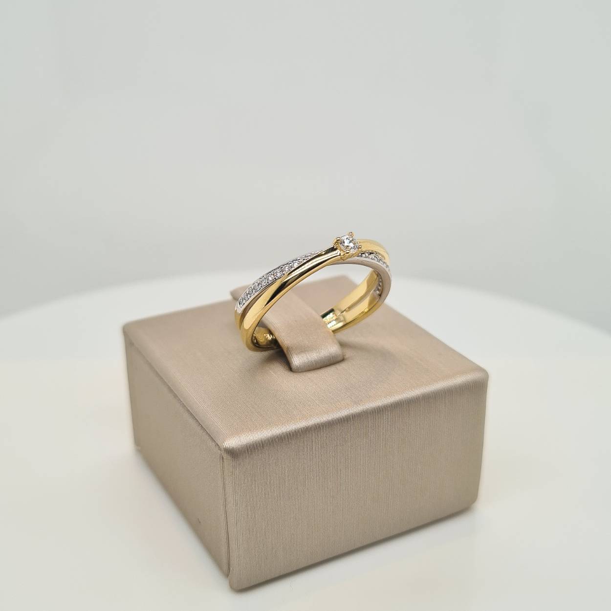 14krt bicolor geel- en witgouden ring uitgevoerd met schitterende diamanten, 0,13crt. 
De maat van de ring is 56 ( 17 3/4 ). Heeft u een andere maat, neem dan gerust contact met ons op.