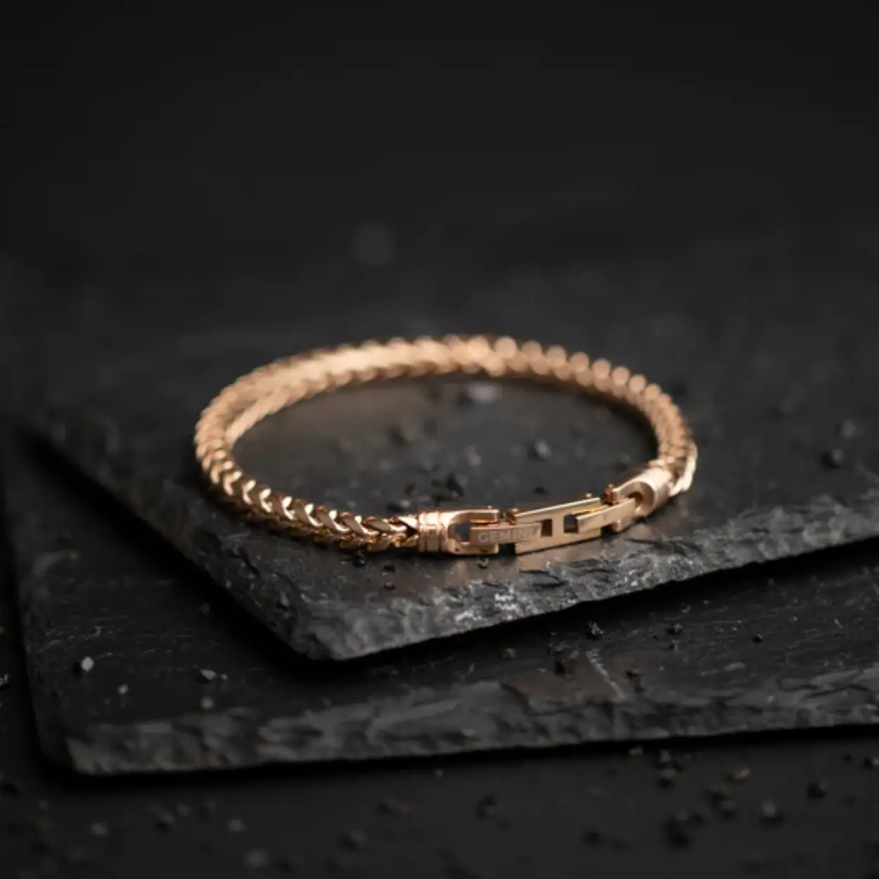 De Milia Bronze armband is een prachtige vossenstaart armband van 5 mm met een op maat gemaakte sluiting. Hij is +-1 cm verstelbaar, dus je hoeft je niet al te veel zorgen te maken over de maatvoering.

De armband is gemaakt van duurzaam 316L roestvrij staal en is met de grootste zorg afgewerkt. maat 20/21 cm