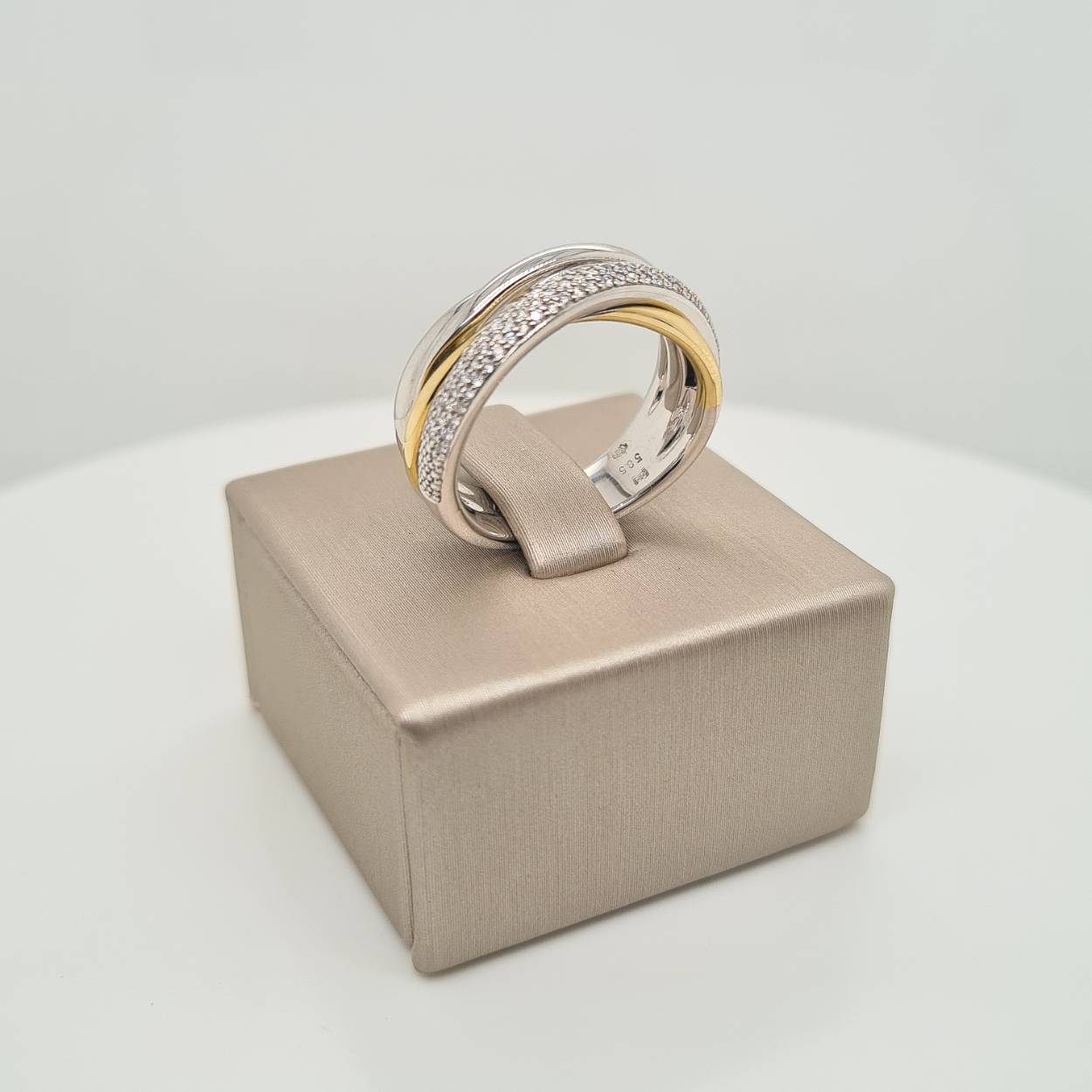 Prachtige 14krt gouden ring met diamant, 0.27crt.

Deze ring is maat 54, heeft u interesse in een andere maat? Neem dan contact met ons op