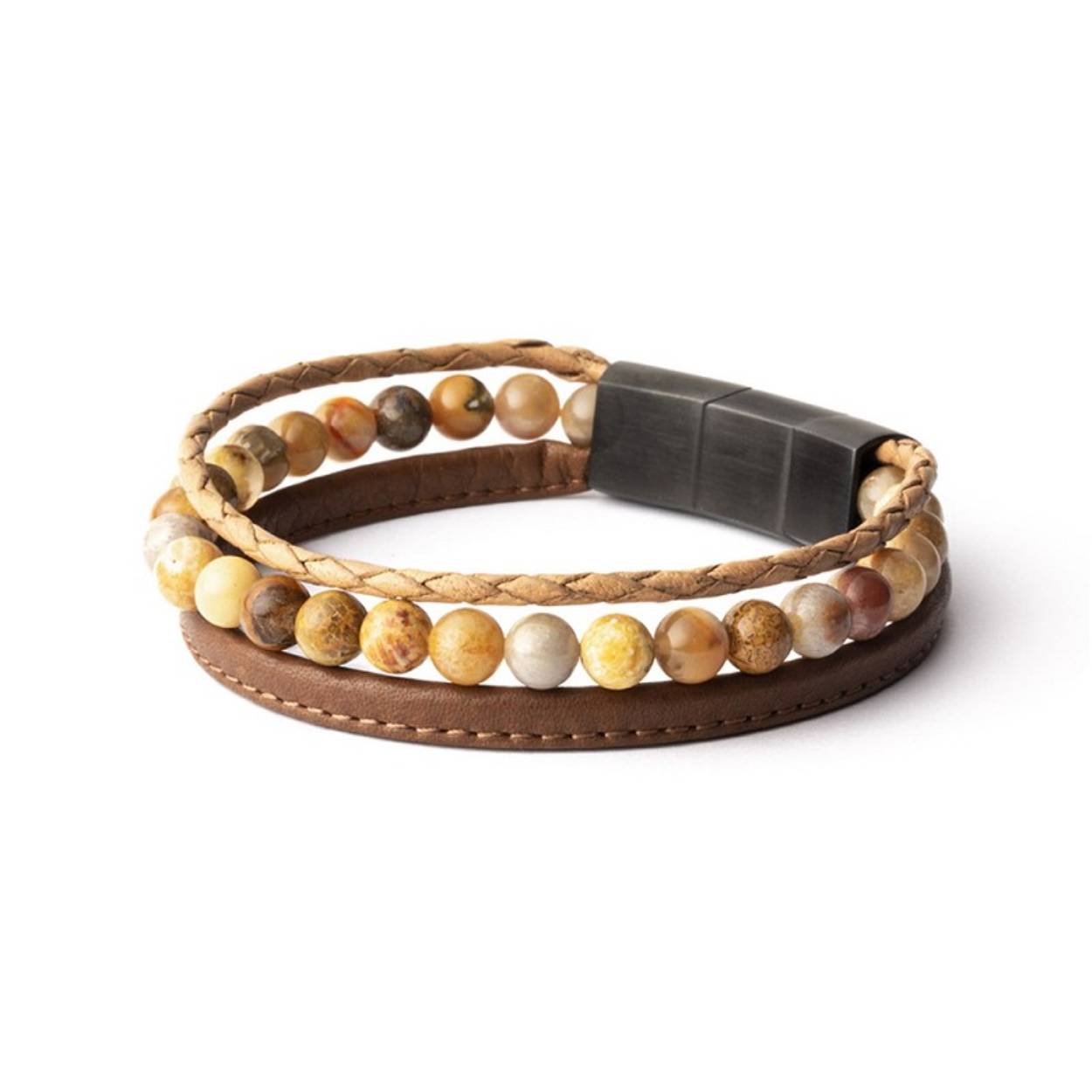 De Triple Beige armband werd gemaakt met Italiaans nappaleer en 6 mm Jasper natuursteen. De armband is verstelbaar van maat 20 tot 21.

Jasper komt uit Mexico en is een steen die afkomstig is van minerale afzettingen van vulkanische as. Hij zou zorgen voor meer doorzettingsvermogen. Hij geeft zijn drager een extra dosis energie en helpt om grenzen te stellen.

