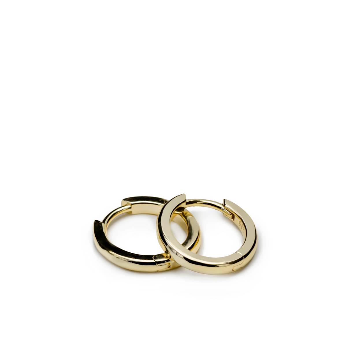 Small gold plated silver hoop earrings oval design. A simple design, ideal to complement your everyday looks and also with your most elegant looks. Small gold plated silver hoop earrings in oval shape. Perfect to combine with other jewelry from our collection, you will fall in love with them!