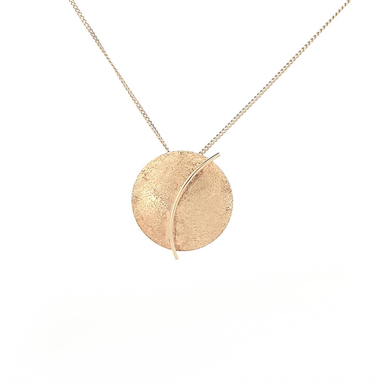 De set Moon bestaat uit deze hanger, een ring en oorstekers of oorhangers. Het glanzende draad geeft een mooi contrast doordat deze over de cirkel met structuur loopt. Deze set is ook in zilver verkrijgbaar of in zilver met alleen een gouden draad.

Kom kijken en passen en maak je keuze! Of bestel haar gelijk, dan sturen we deze hanger mooi verpakt naar je toe.