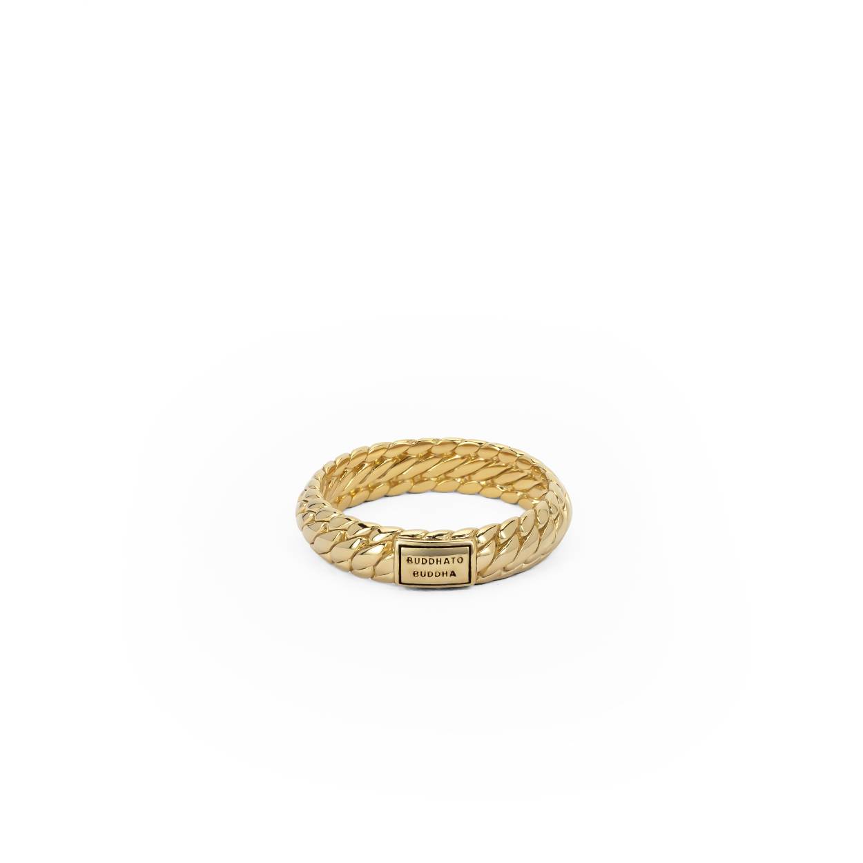 Maak kennis met de iconische Ben XS ring, een symbool van tijdloos design en echt vakmanschap. Gemaakt met precisie en aandacht voor detail, heeft deze ring een strak maar gedurfd uniek ontwerp dat verfijning uitstraalt. Door de effen binnenkant heb je de mogelijkheid om het te personaliseren door middel van een gravure, waardoor het een ideale keuze is als trouwring of natuurlijk voor jezelf. Markeer je speciale momenten met de Ben XS Ring, een gekoesterd accessoire dat verfijnd vakmanschap combineert met sentimentele waarde. Ontworpen in Amsterdam en handgemaakt in Zuid-Oost Azië van gerecycled zilver met een premium goudlaag van 3.0 micron. De laag goud is gemiddeld 5 maal dikker dan reguliere gold plated items en gemaakt van 18-karaat goud. Ga jij het leven vieren door jezelf of iemand anders te trakteren op dit krachtige sieraad?