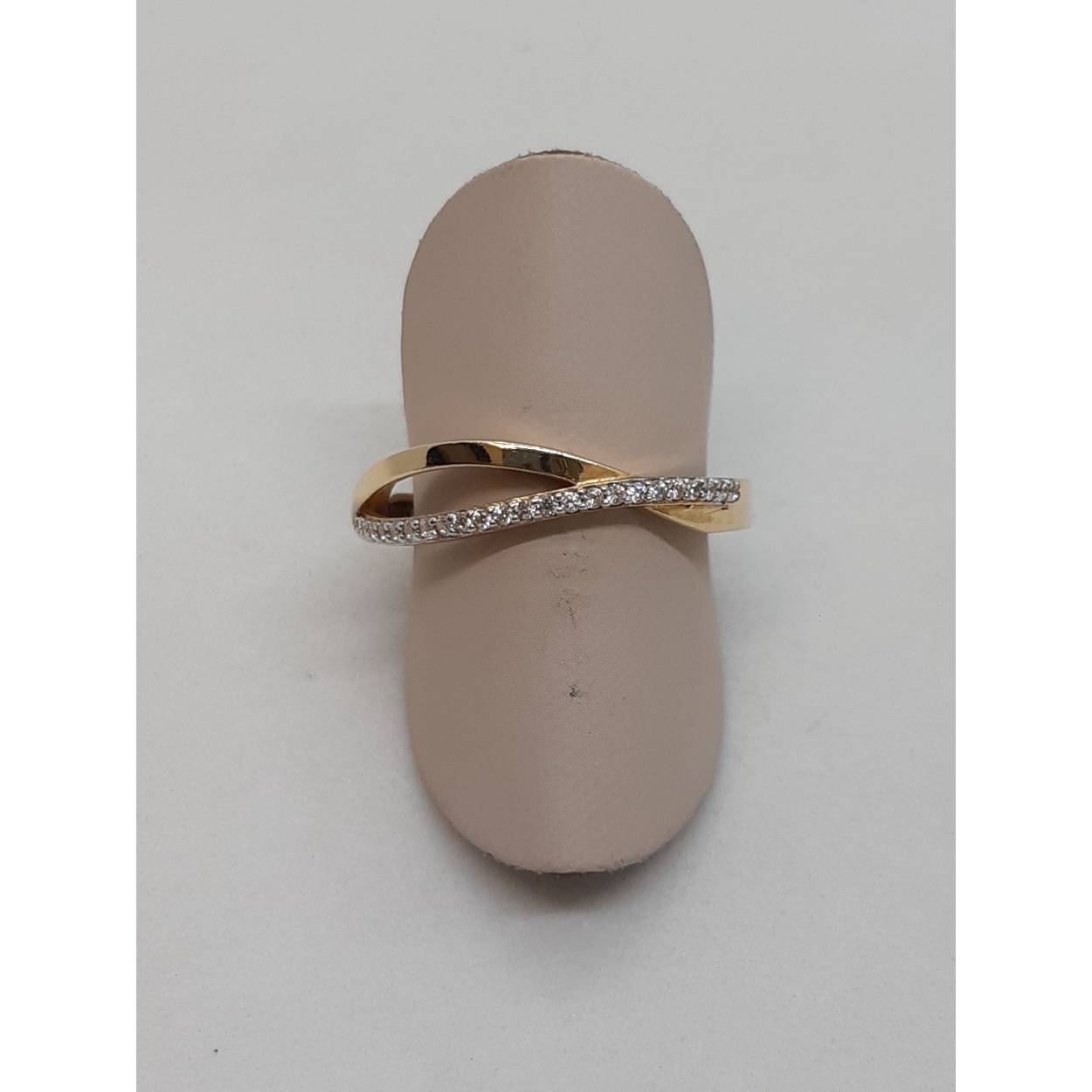 De gouden damesring, model BREA-JOY-0002868, is vervaardigd uit 14-karaats goud en is glanzend afgewerkt. Met een maat van 54 en een goudkleurige uitstraling, is deze ring een schitterend sieraad voor elke gelegenheid. Draag deze elegante ring als een opvallend accessoire bij zowel casual als formele outfits om je look te verrijken.